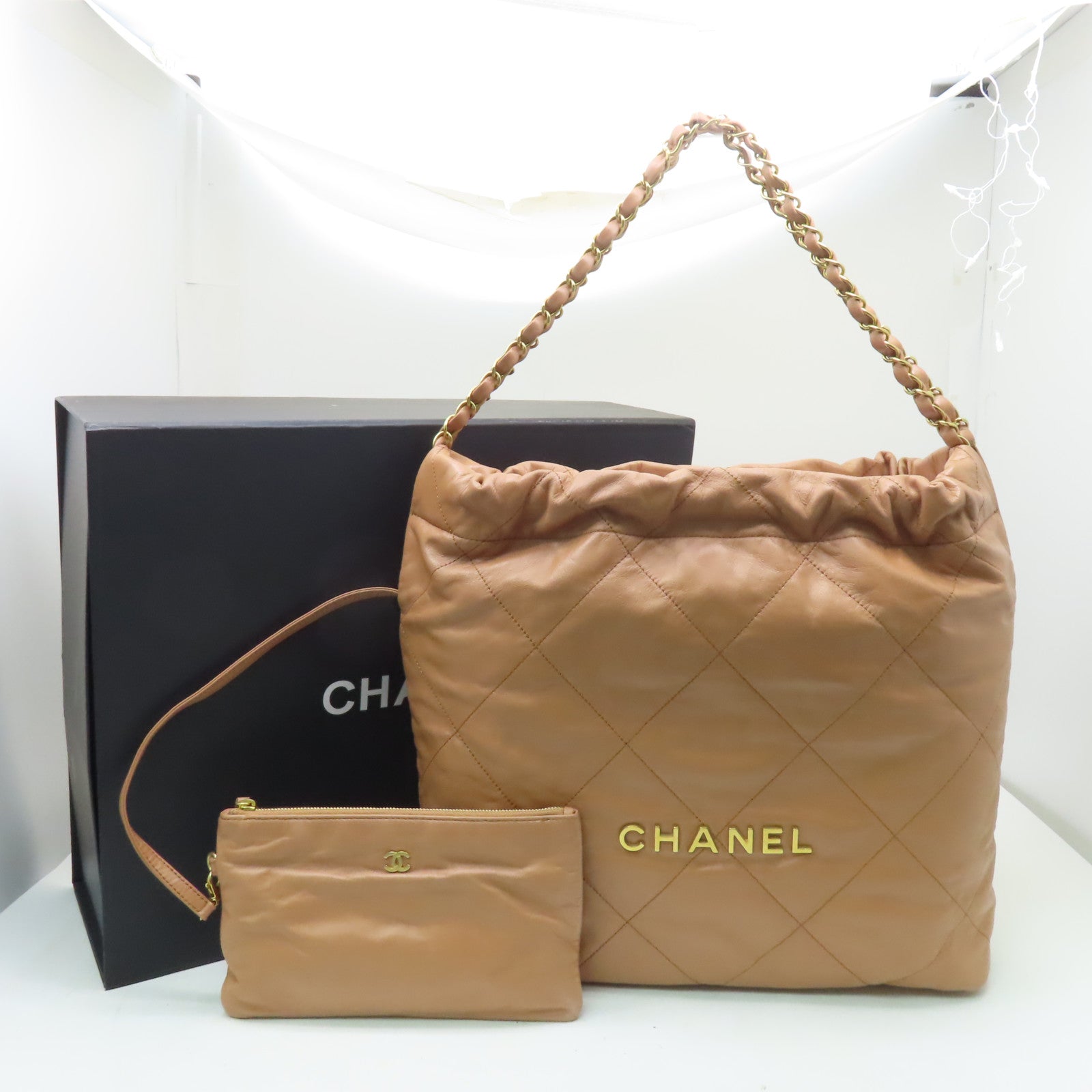 CHANEL 菱格牛皮皮革Chanel 22 Medium金扣鏈帶肩背袋米色