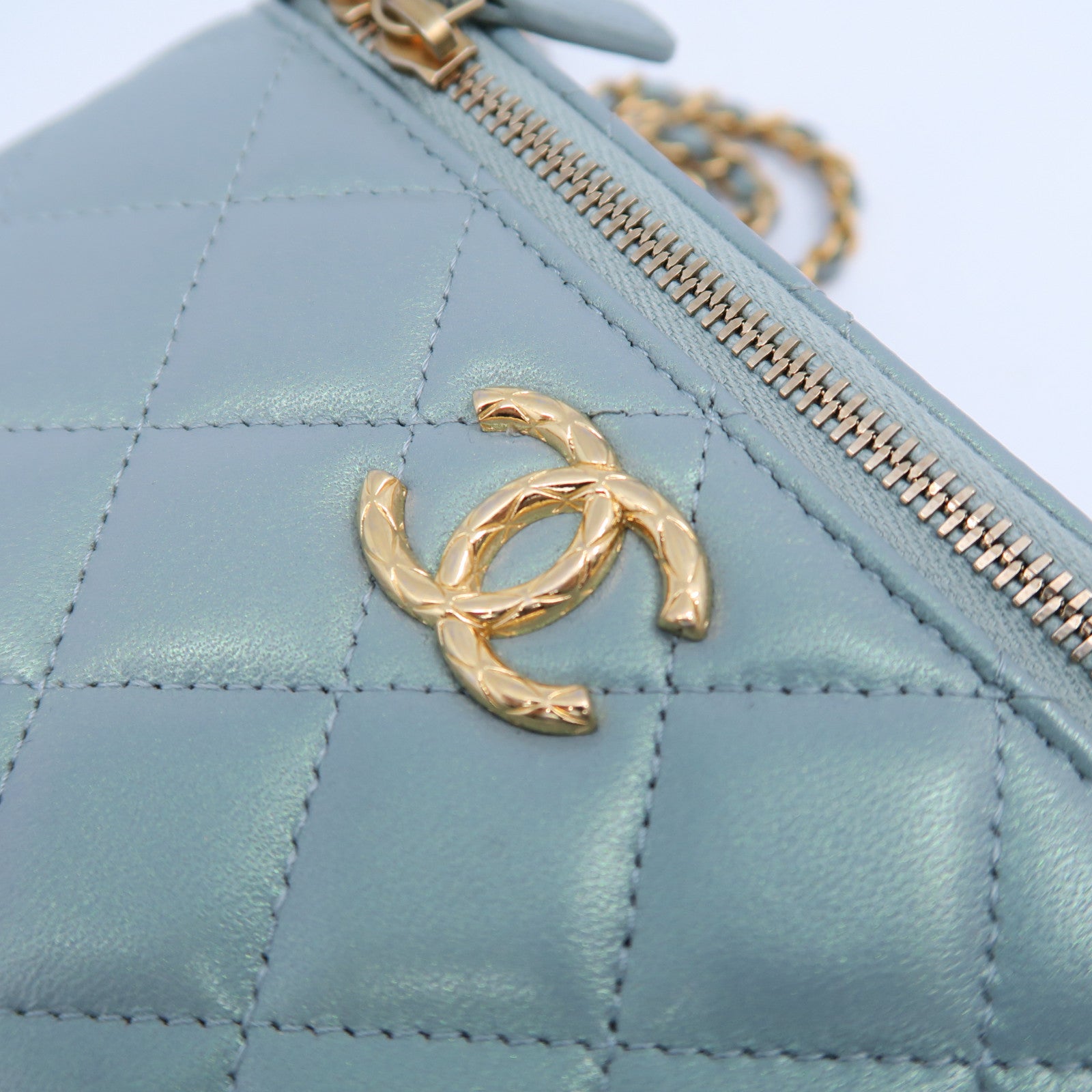 CHANEL 菱格羊皮皮革Vanity Case金扣鏈帶肩背袋淺藍色