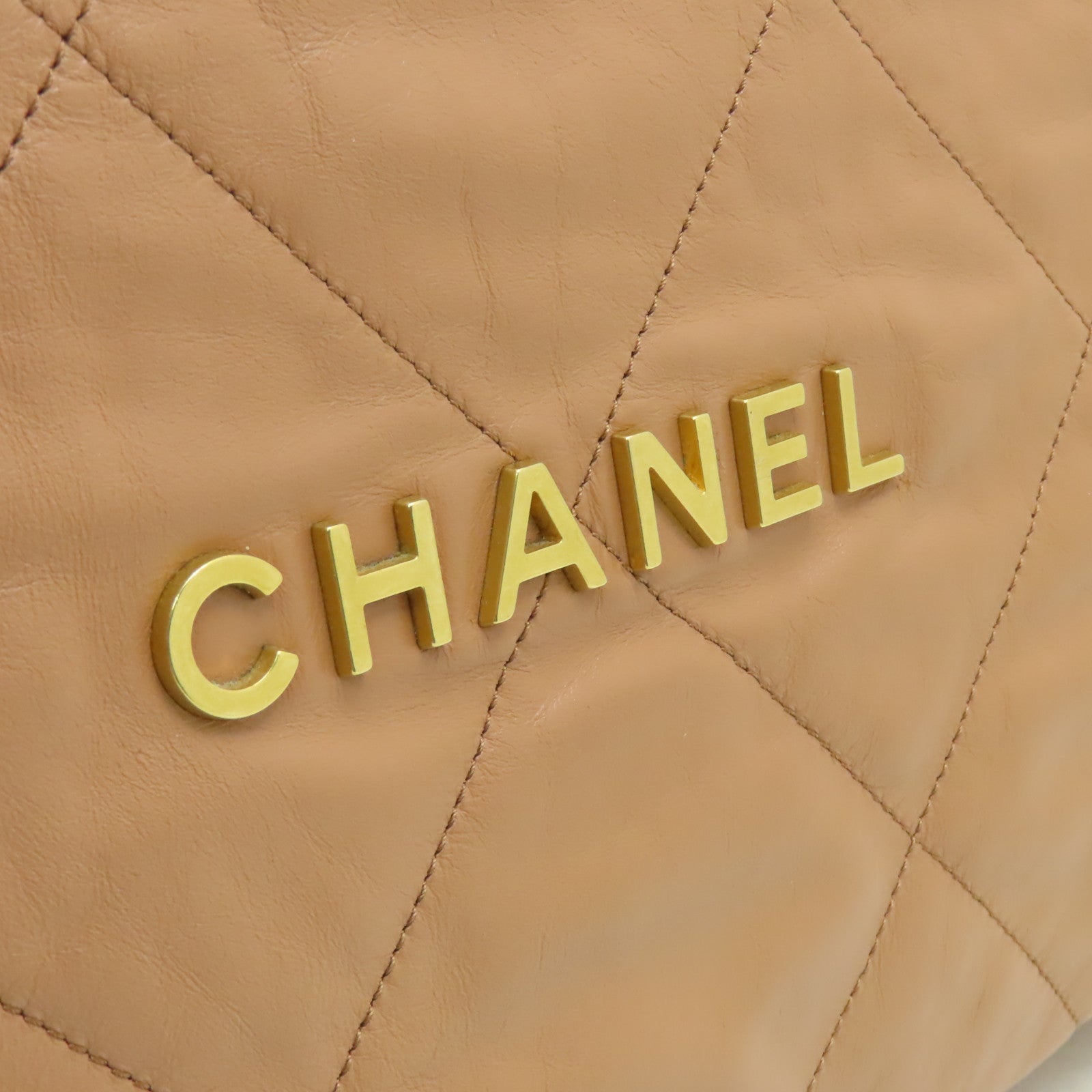CHANEL 菱格牛皮皮革Chanel 22 Medium金扣鏈帶肩背袋米色