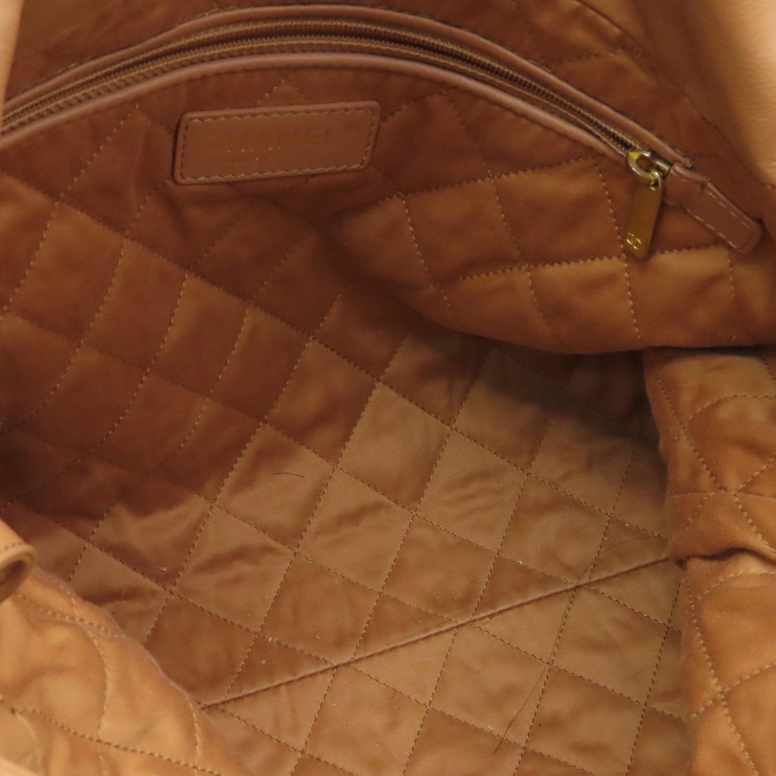 CHANEL 菱格牛皮皮革Chanel 22 Medium金扣鏈帶肩背袋米色