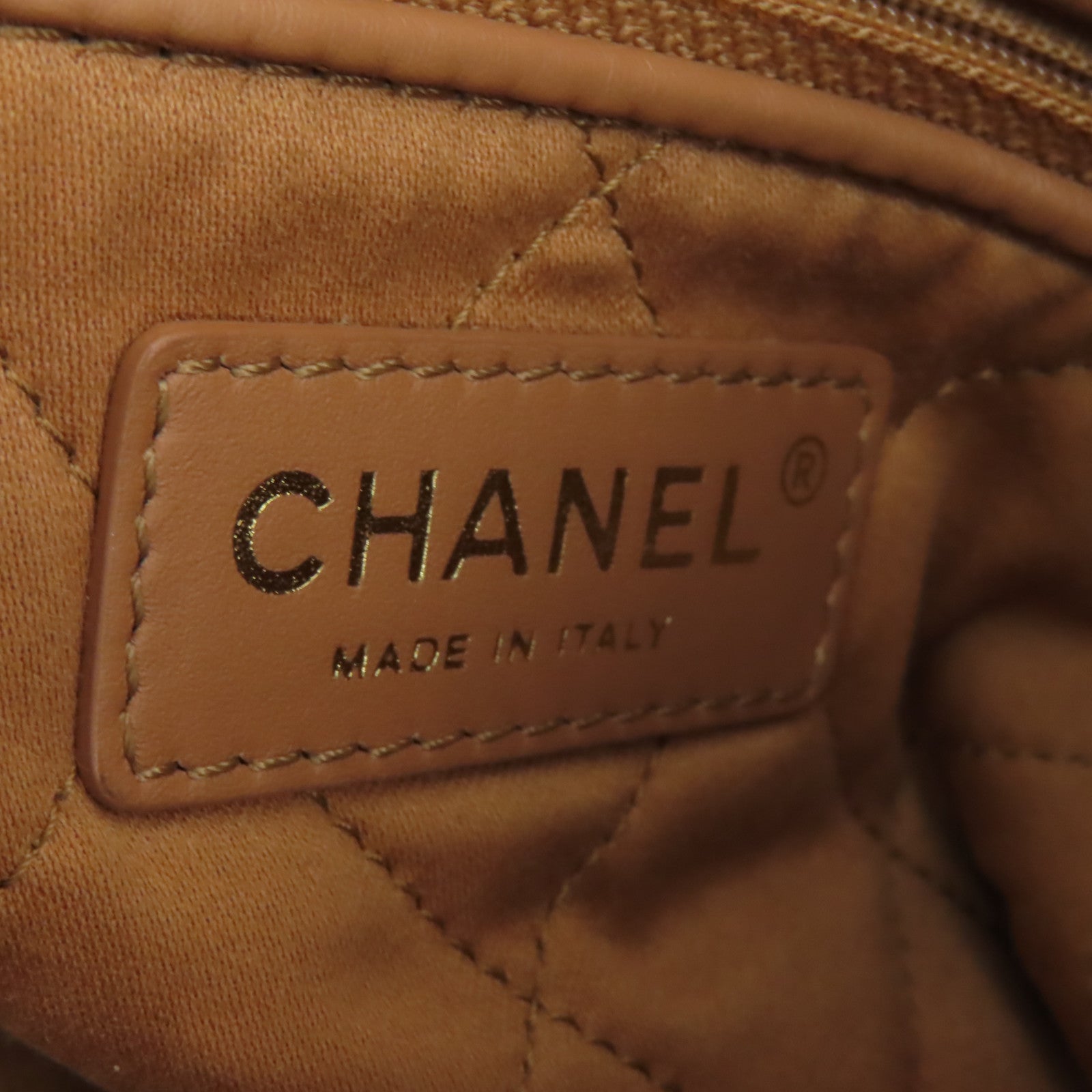 CHANEL 菱格牛皮皮革Chanel 22 Medium金扣鏈帶肩背袋米色