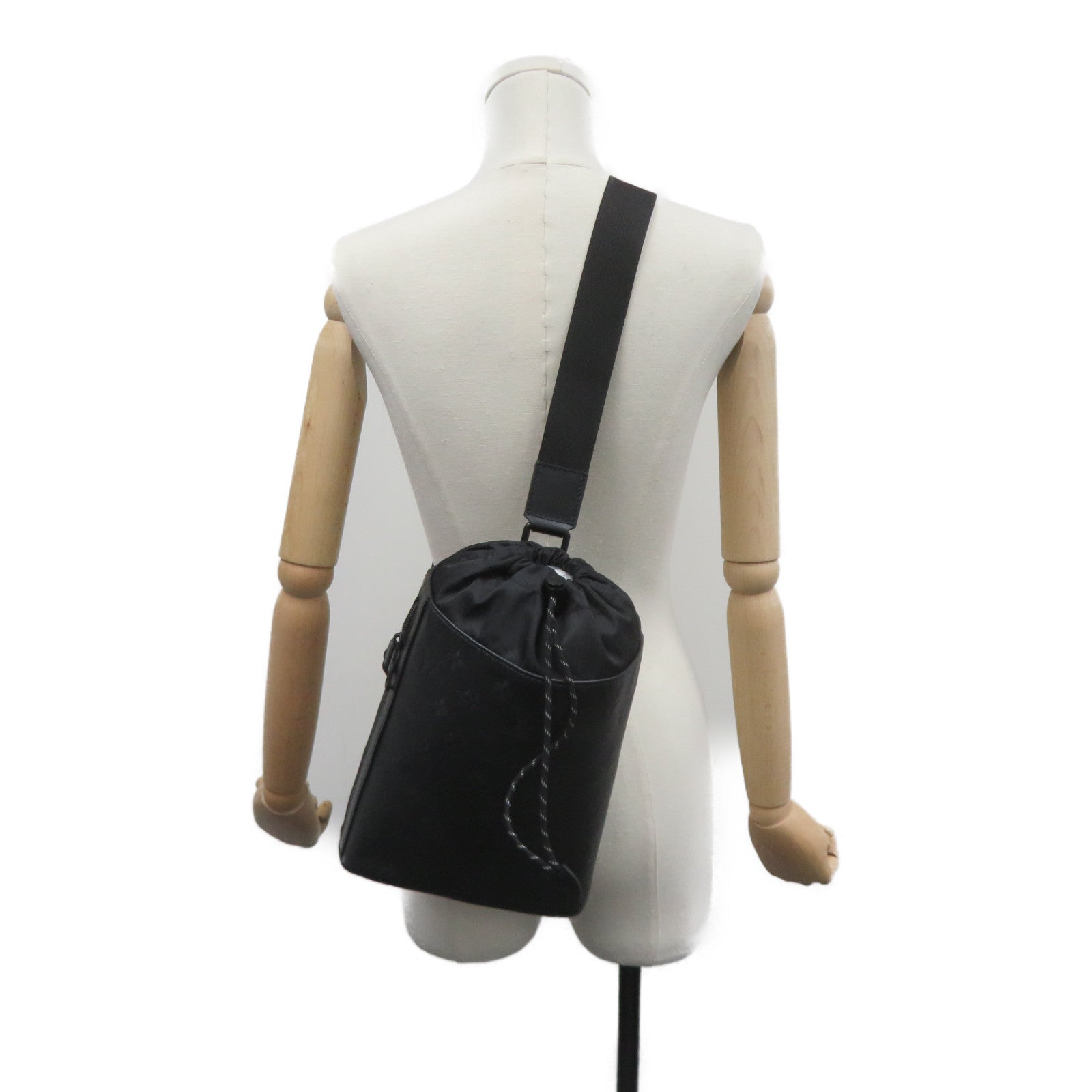 LOUIS VUITTON 【激減優惠】Monogram Mini Chalk Sling肩背袋黑色