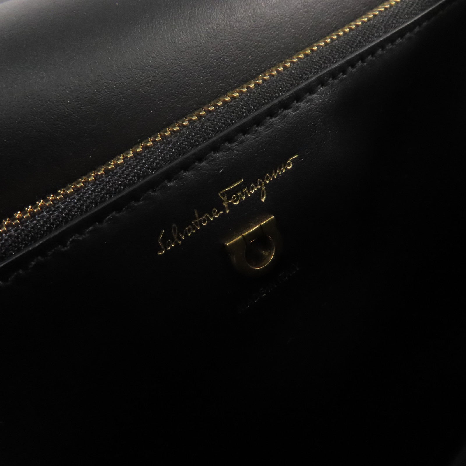 Salvatore Ferragamo 牛皮皮革Shoulder Bag金扣肩背袋黑色