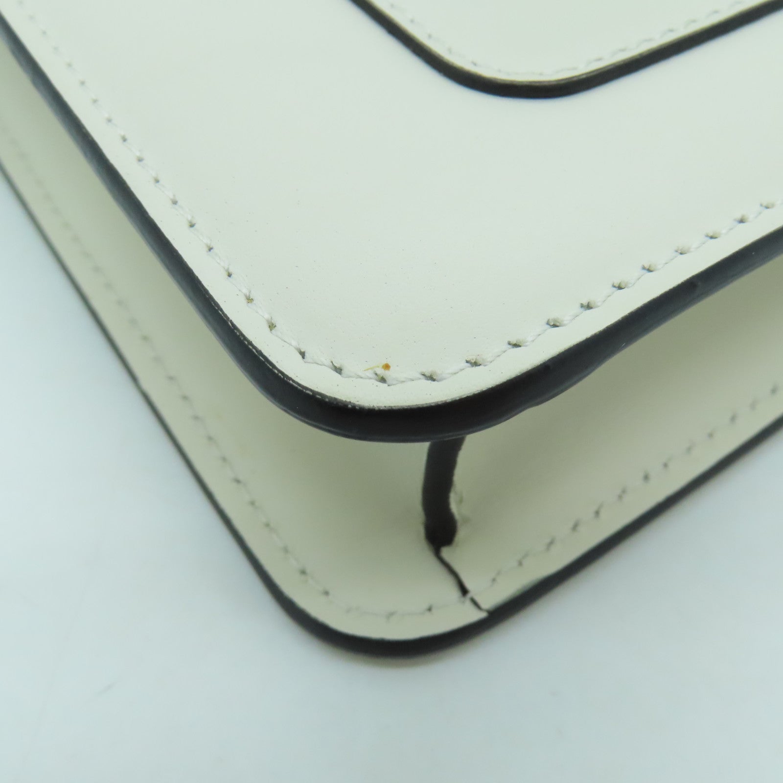 BVLGARI 牛皮皮革金扣Chain Shoulder Bag鏈帶肩背袋白色