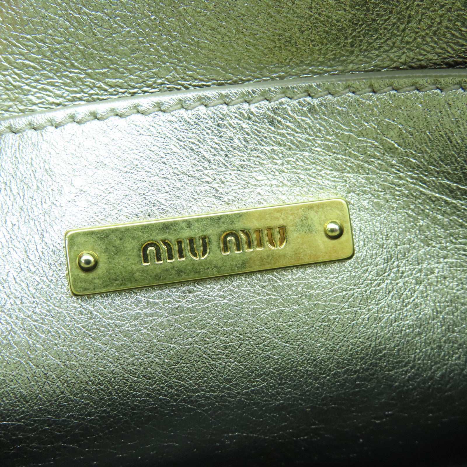 Miu Miu 羊皮皮革Pouch金扣手拿包金色