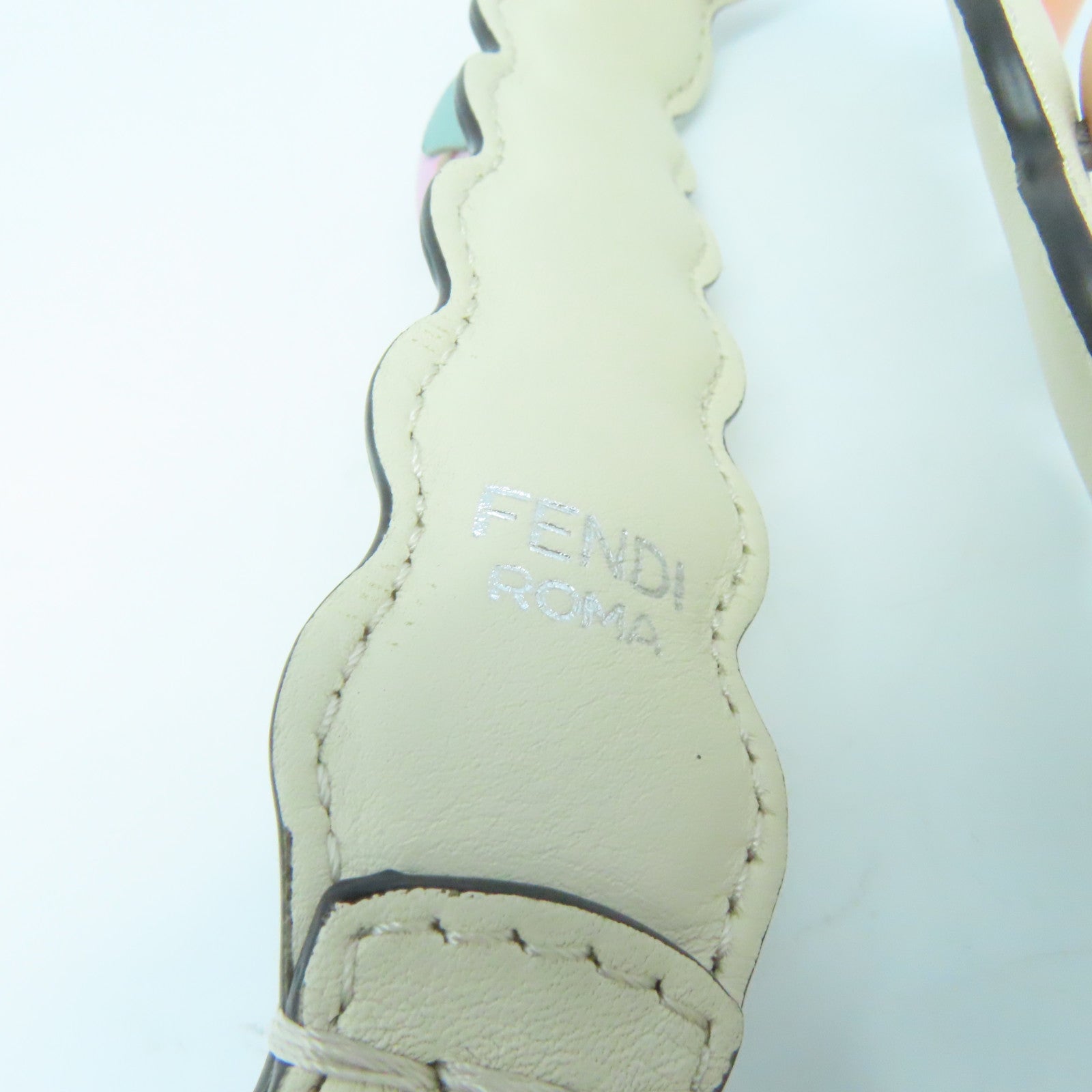 FENDI 牛皮皮革Strap银扣挂饰米色/彩色