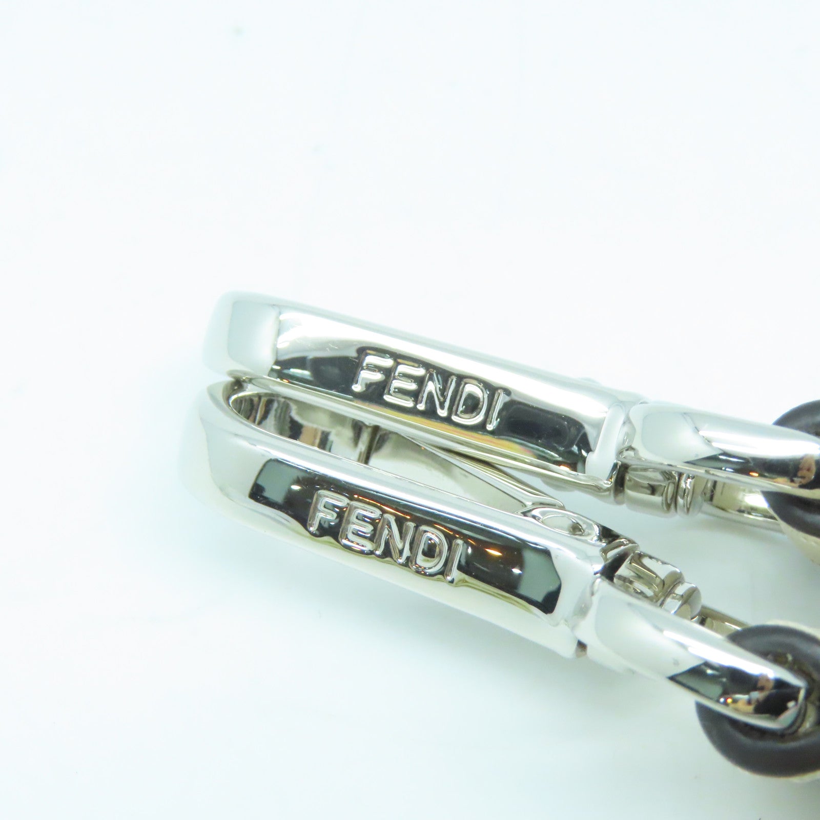FENDI 牛皮皮革Strap银扣挂饰米色/彩色