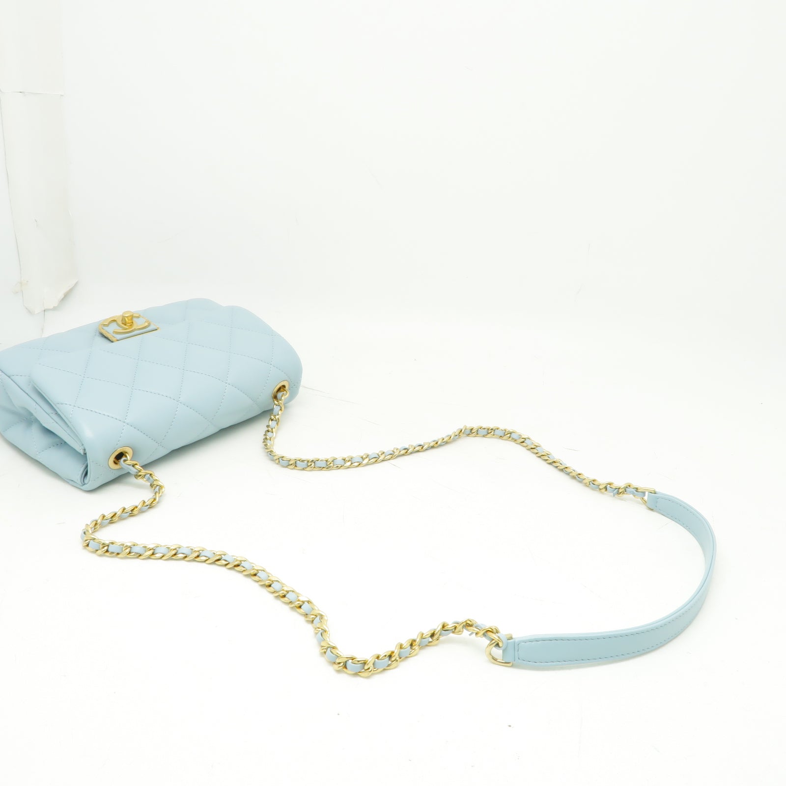 CHANEL 菱格羊皮皮革Chain Shoulder金扣鏈帶肩背袋淺藍色