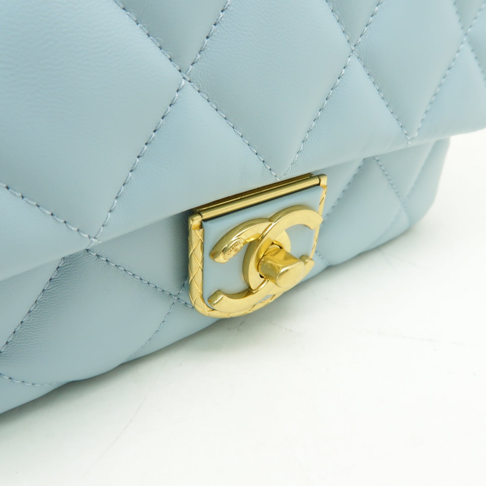 CHANEL 菱格羊皮皮革Chain Shoulder金扣鏈帶肩背袋淺藍色