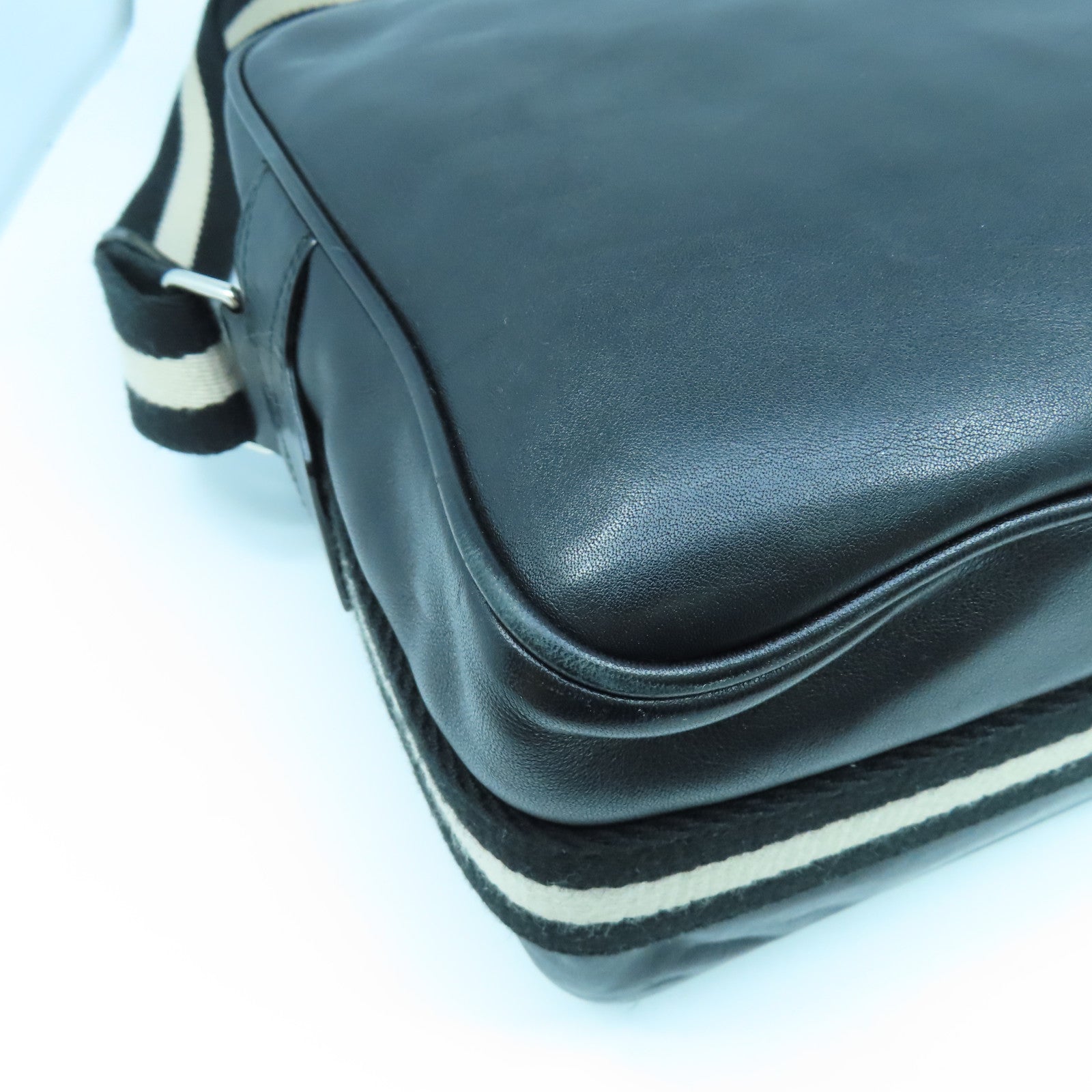 BALLY 牛皮皮革Messenger Bag銀扣肩背袋黑色