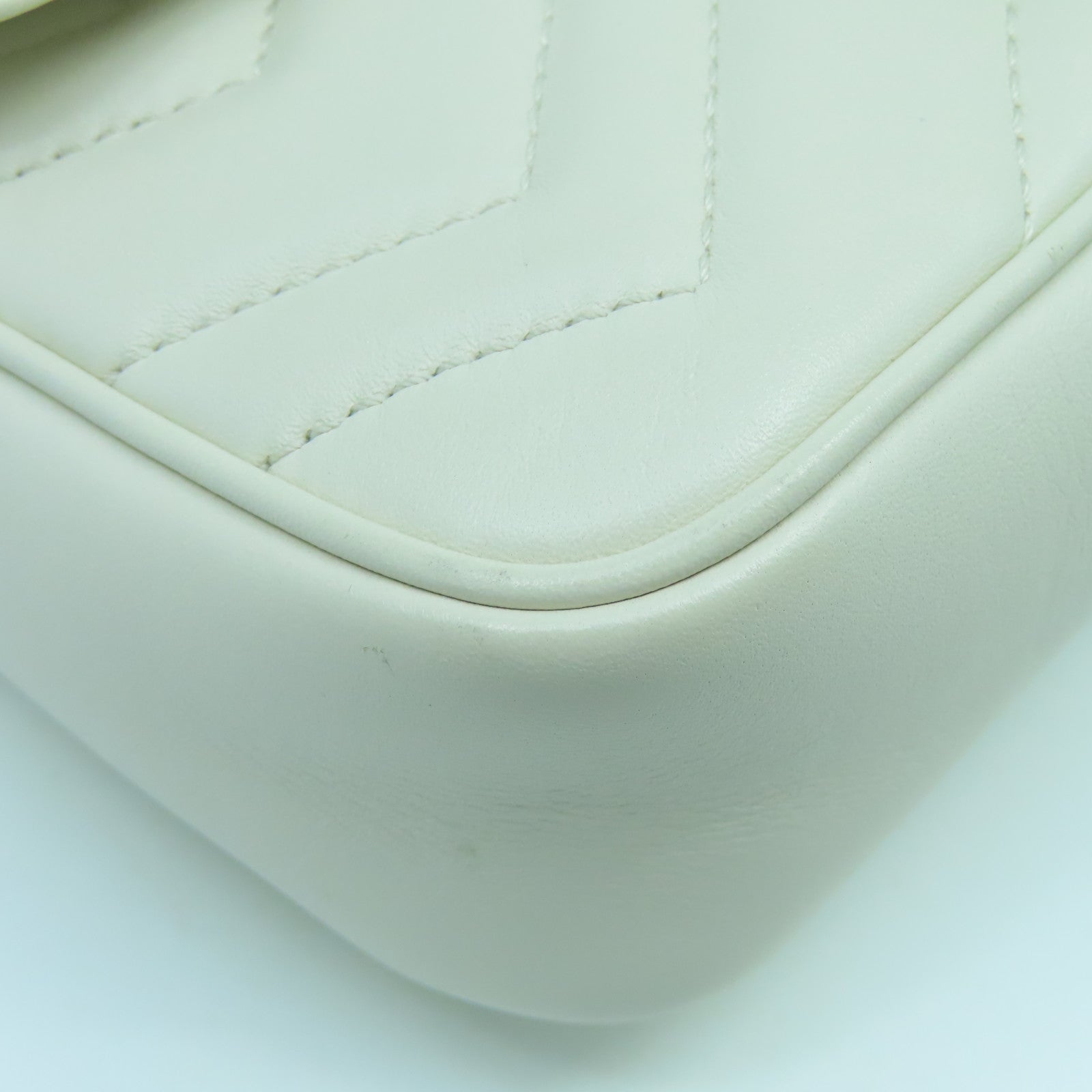 GUCCI cowhide leather Mini GG Marmont gold buckle chain shoulder bag white