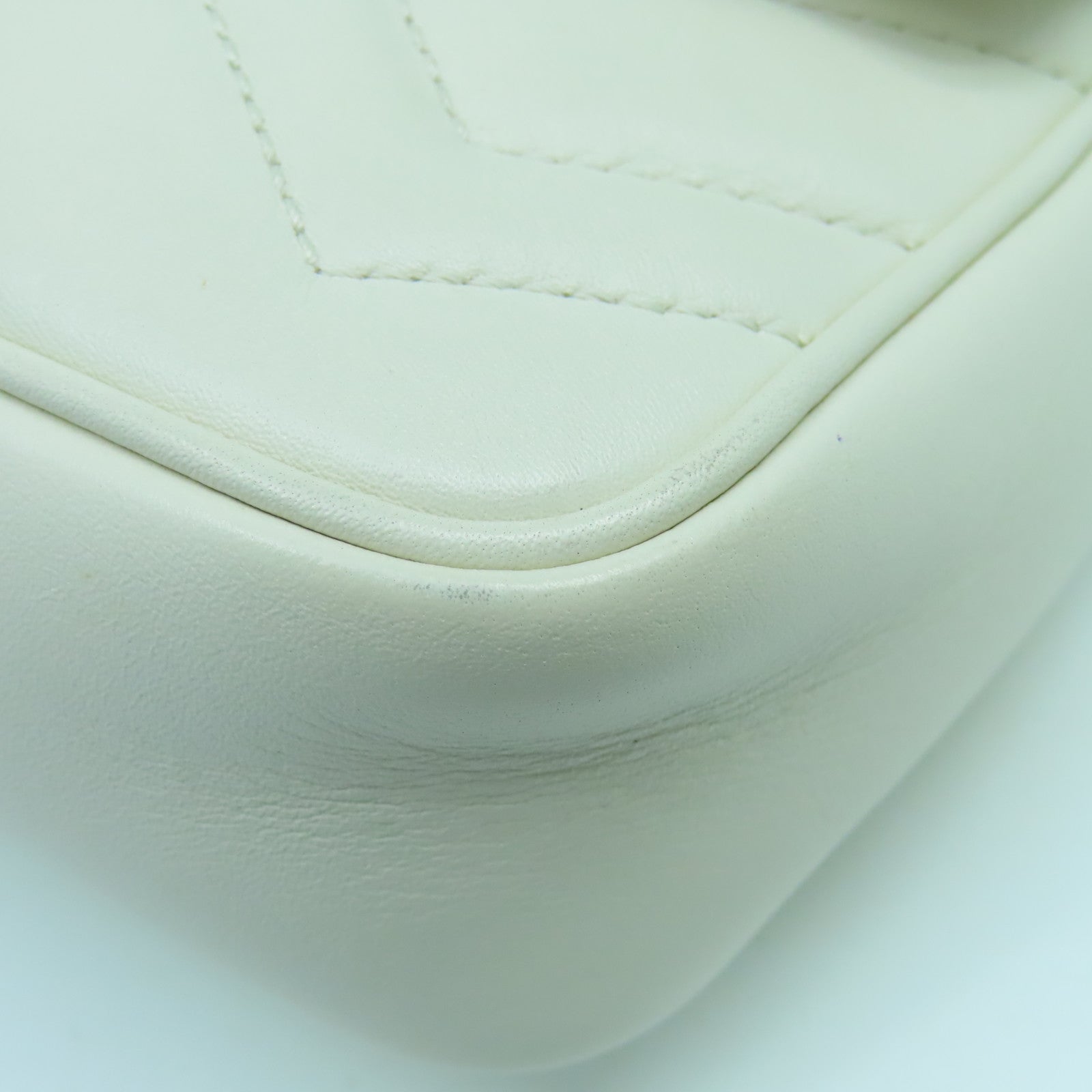 GUCCI cowhide leather Mini GG Marmont gold buckle chain shoulder bag white