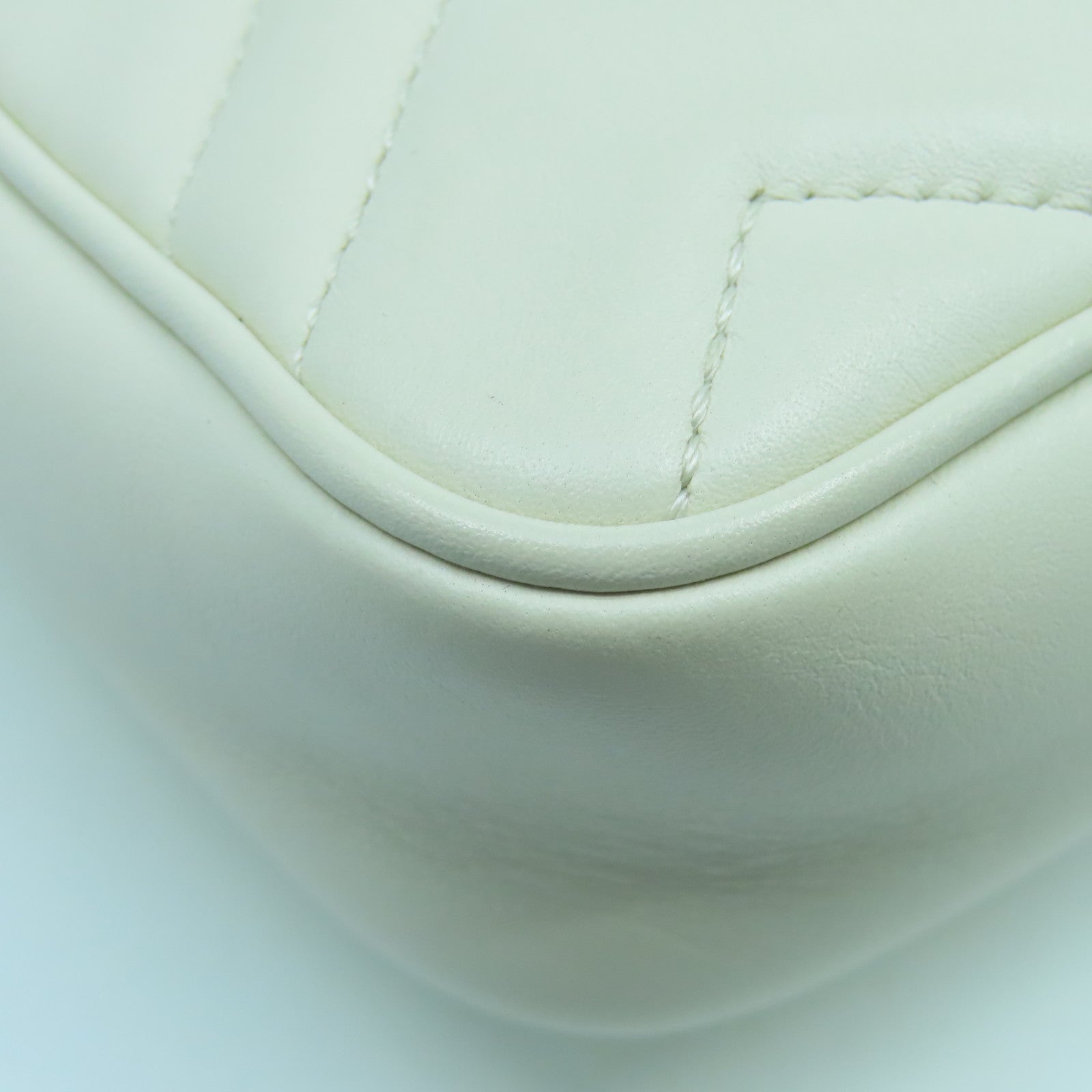 GUCCI cowhide leather Mini GG Marmont gold buckle chain shoulder bag white