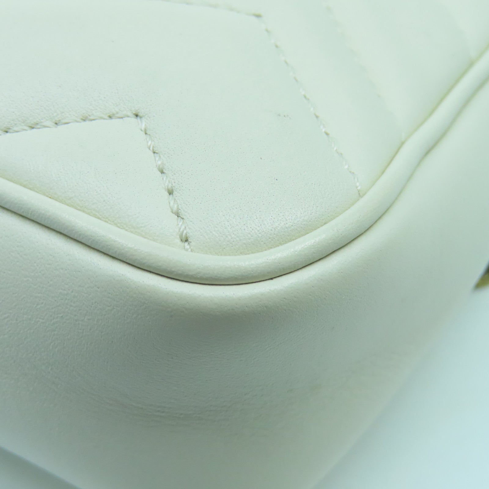 GUCCI cowhide leather Mini GG Marmont gold buckle chain shoulder bag white