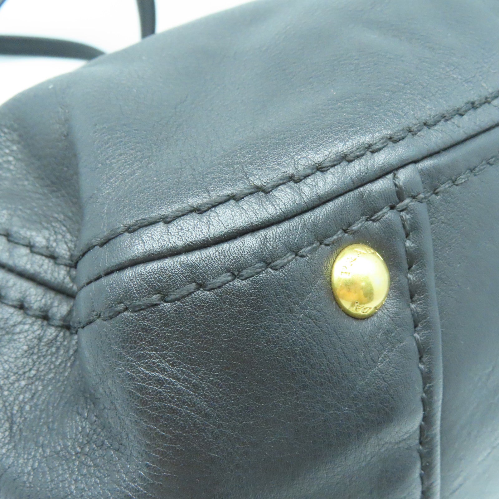 PRADA 牛皮皮革Shoulder Bag金扣肩背袋黑色