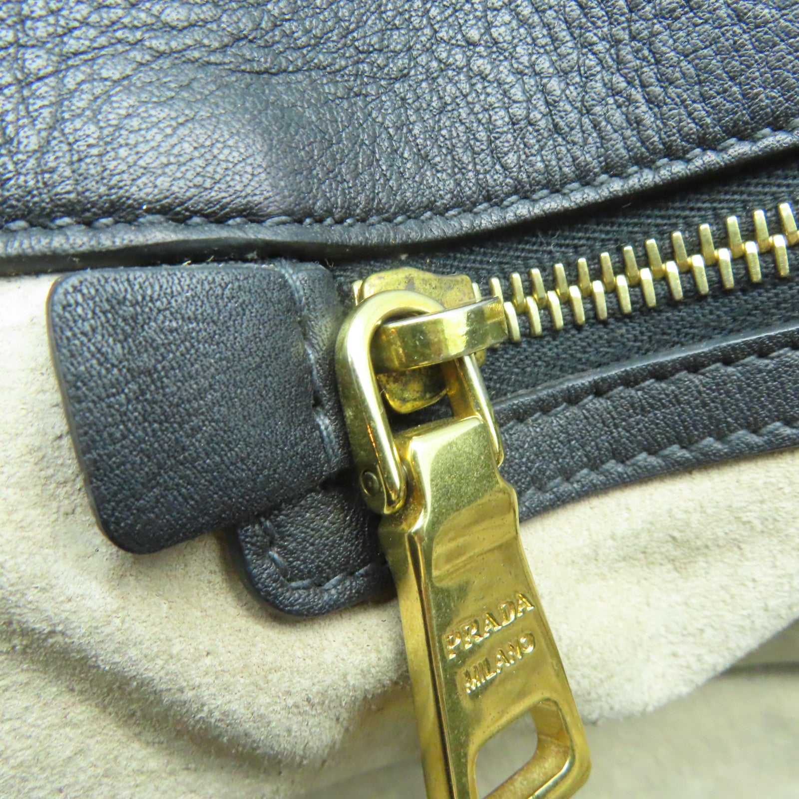 PRADA 牛皮皮革Shoulder Bag金扣肩背袋黑色