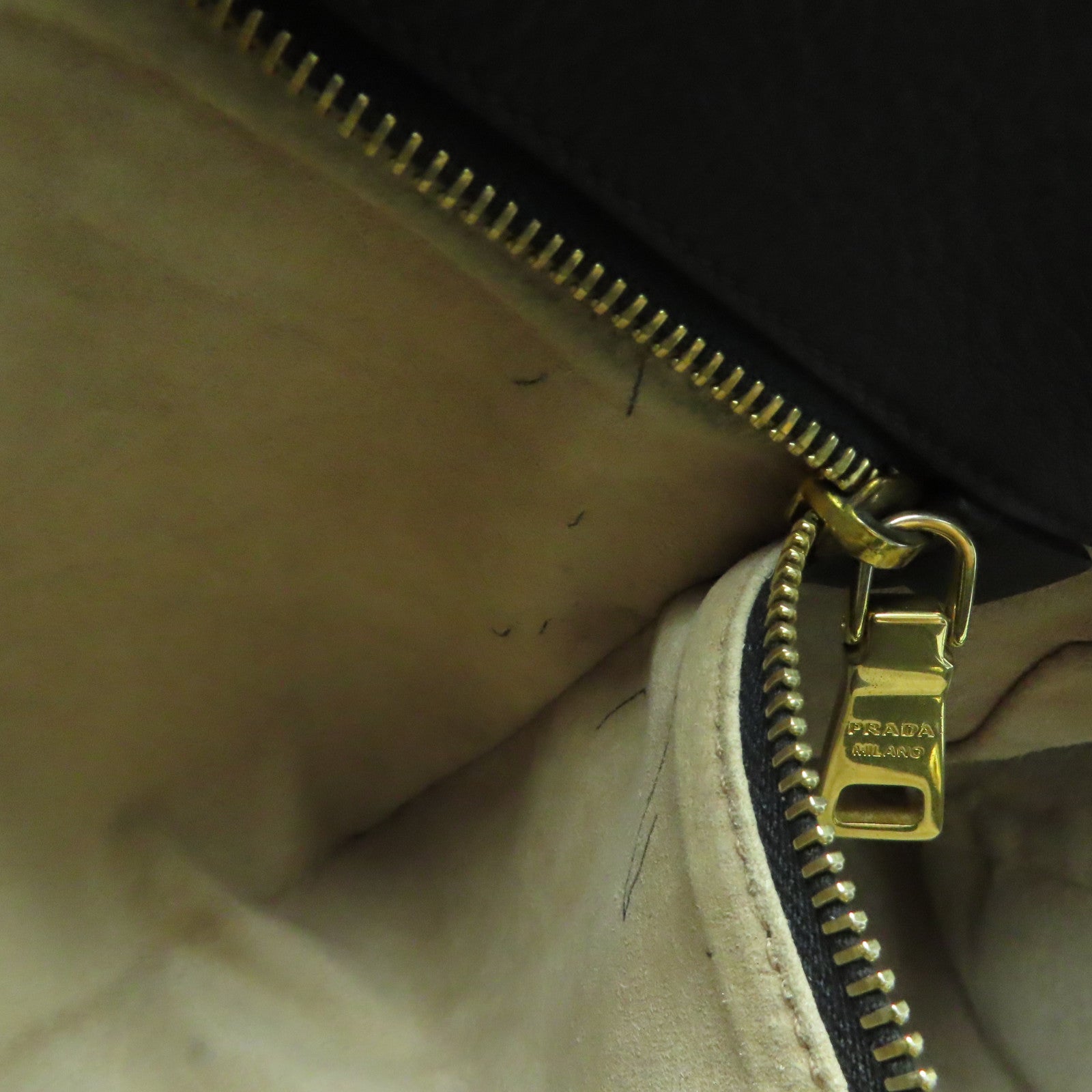 PRADA 牛皮皮革Shoulder Bag金扣肩背袋黑色