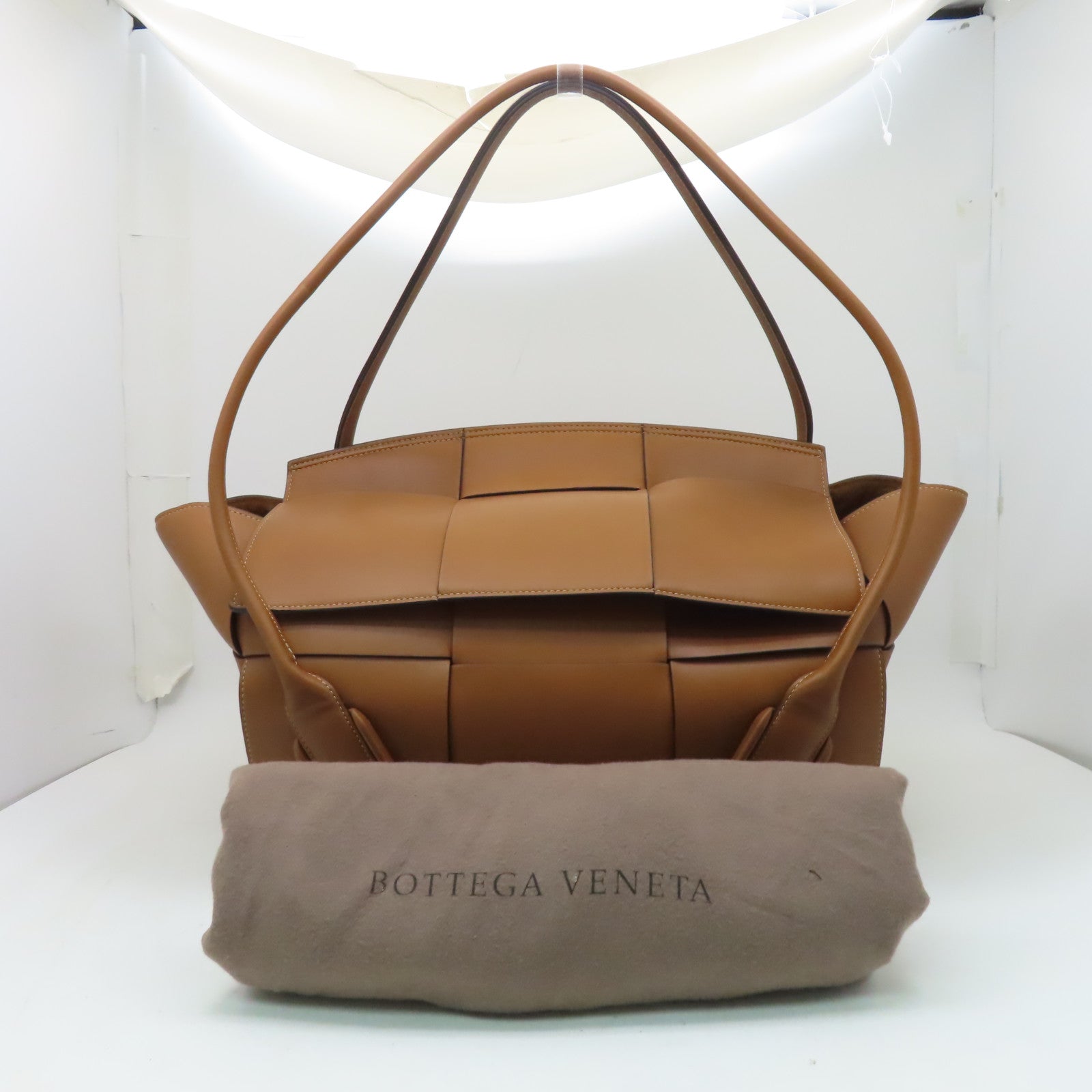 BOTTEGA VENETA 牛皮皮革Arco Tote Bag金扣肩背袋啡色
