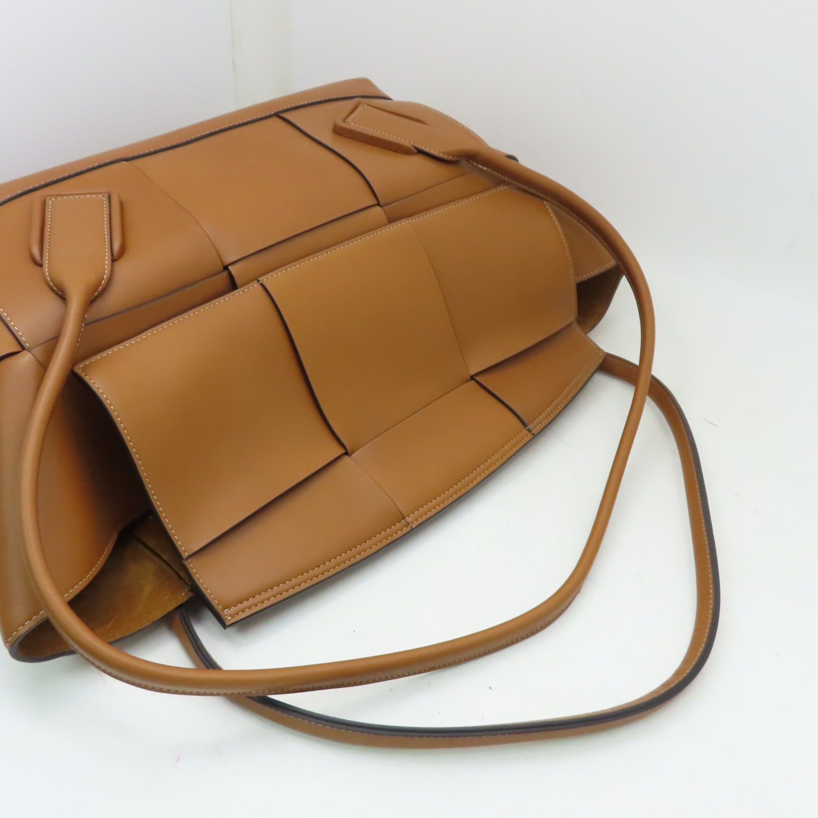 BOTTEGA VENETA 牛皮皮革Arco Tote Bag金扣肩背袋啡色