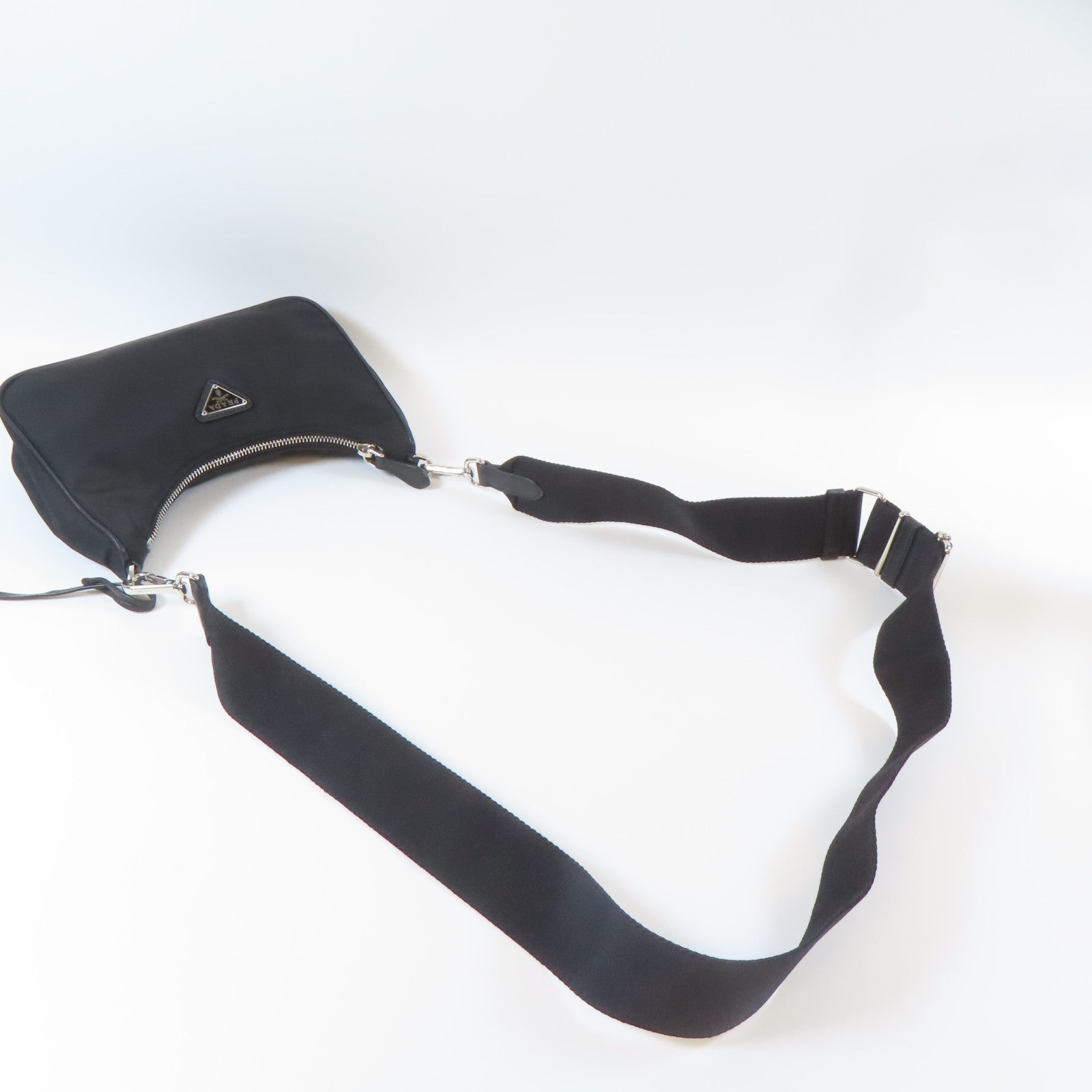 PRADA 尼龍Re-Edition2005銀扣手挽肩背兩用袋黑色