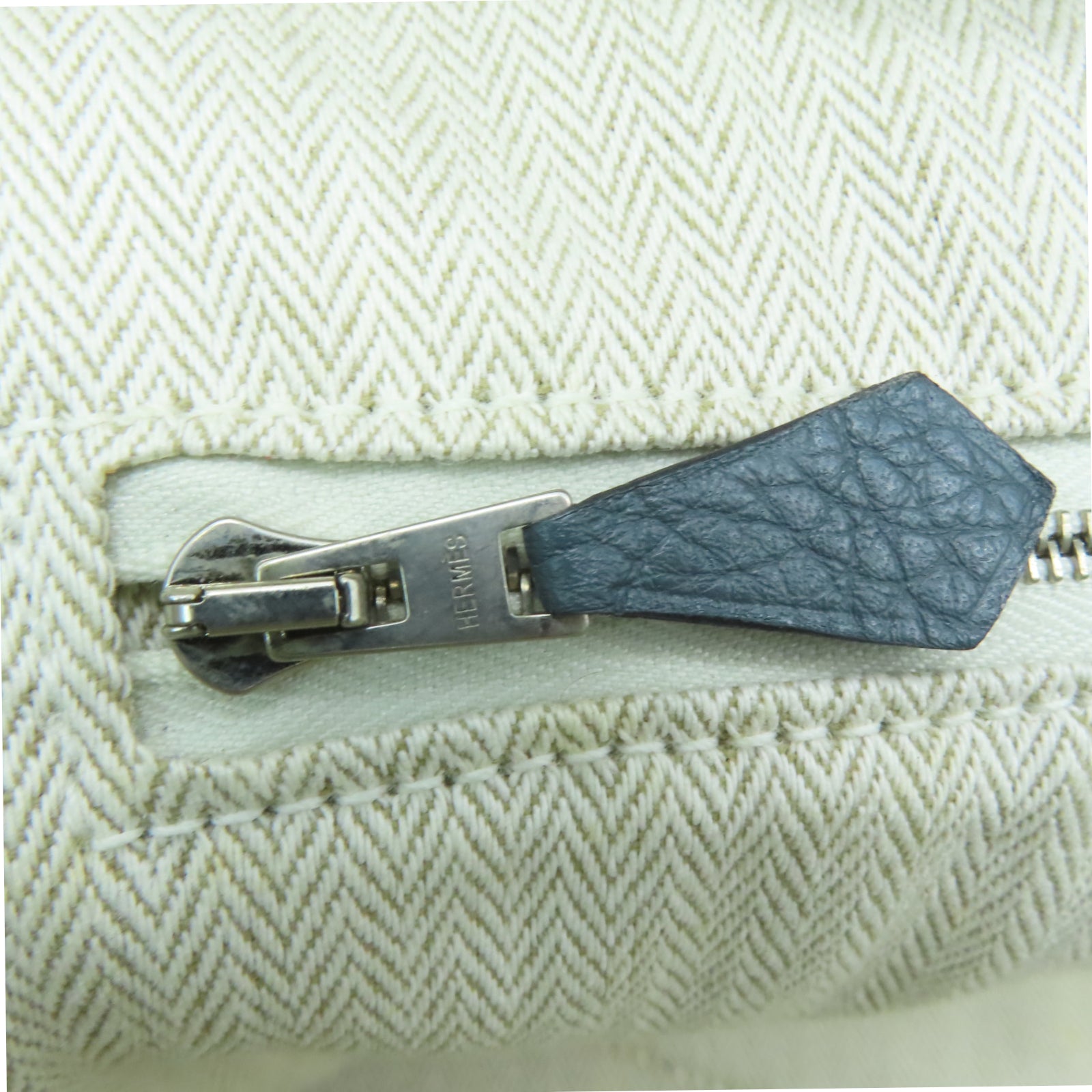 HERMES 【激減優惠】Clemence皮革Victoria銀扣手挽袋灰色