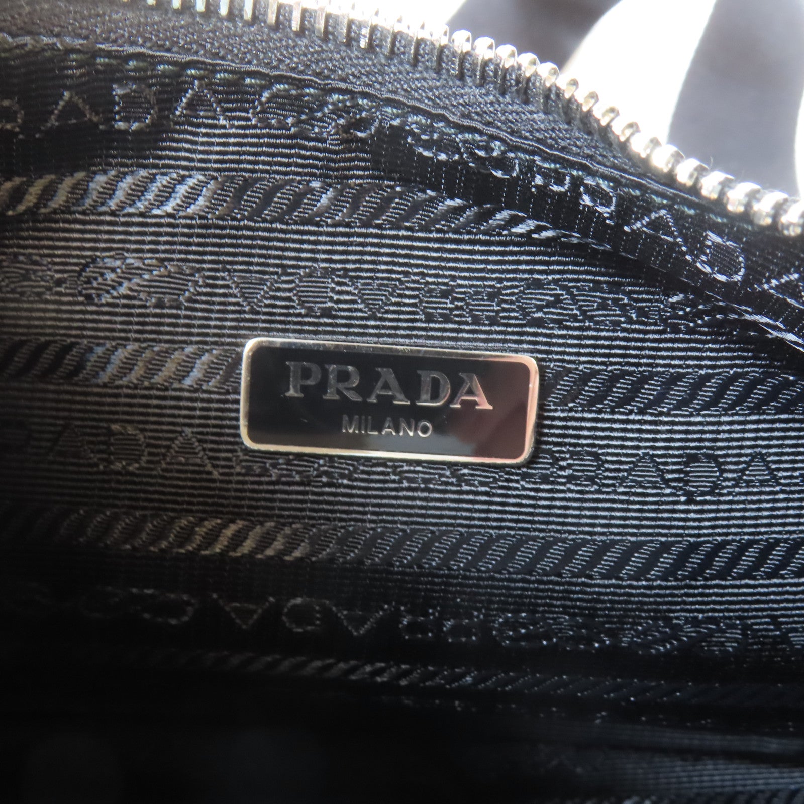 PRADA 尼龍Re-Edition2005銀扣手挽肩背兩用袋黑色