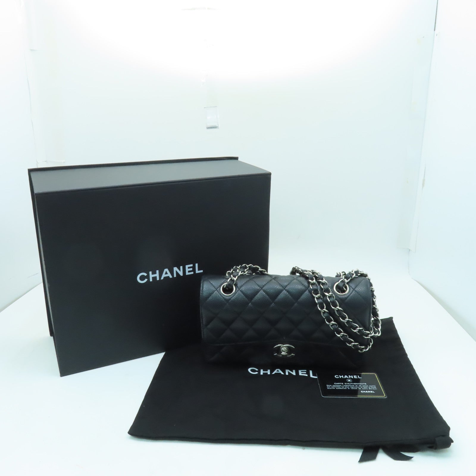 CHANEL 菱格Caviar皮革Classic 22銀扣鏈帶肩背袋黒色