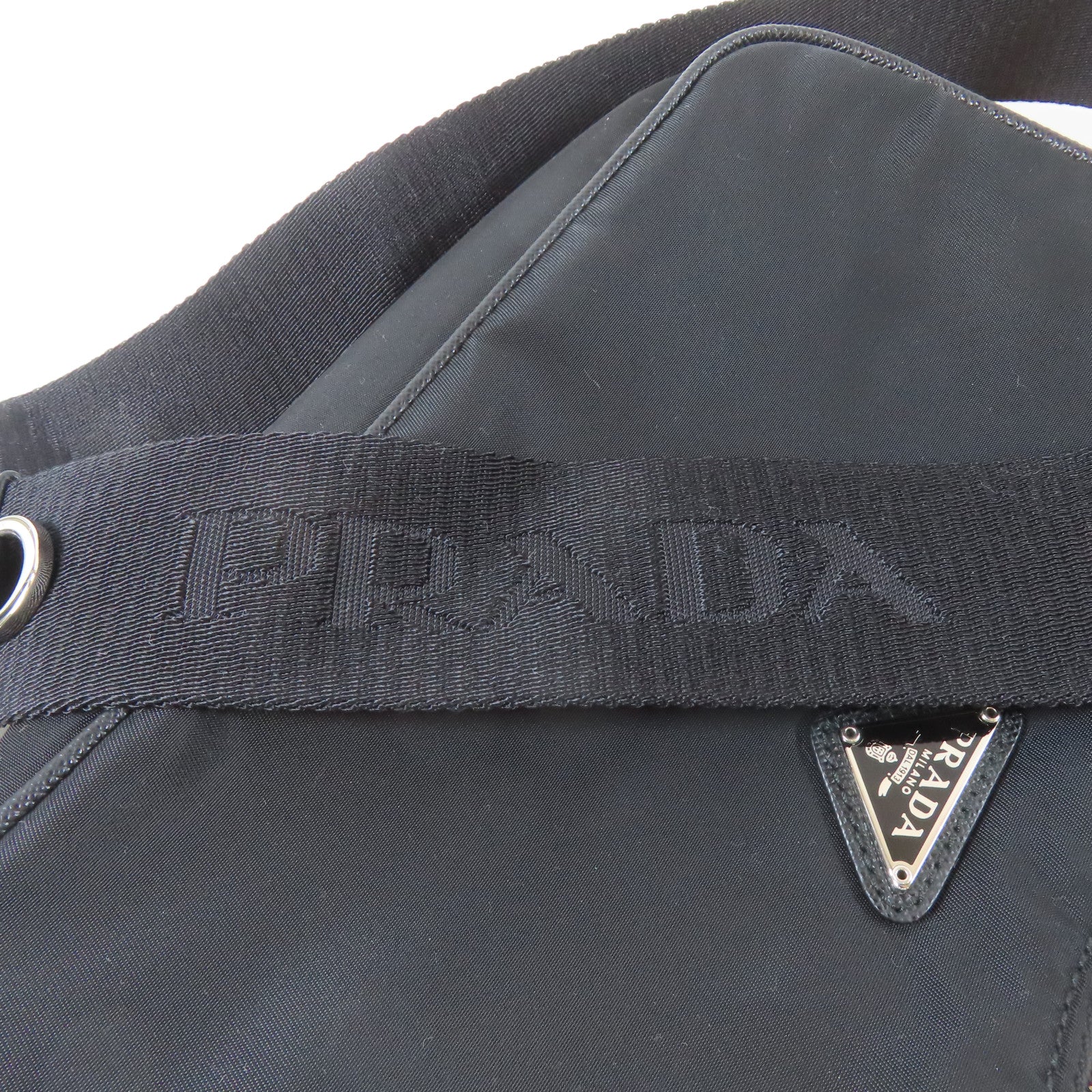 PRADA 尼龍Re-Edition2005銀扣手挽肩背兩用袋黑色