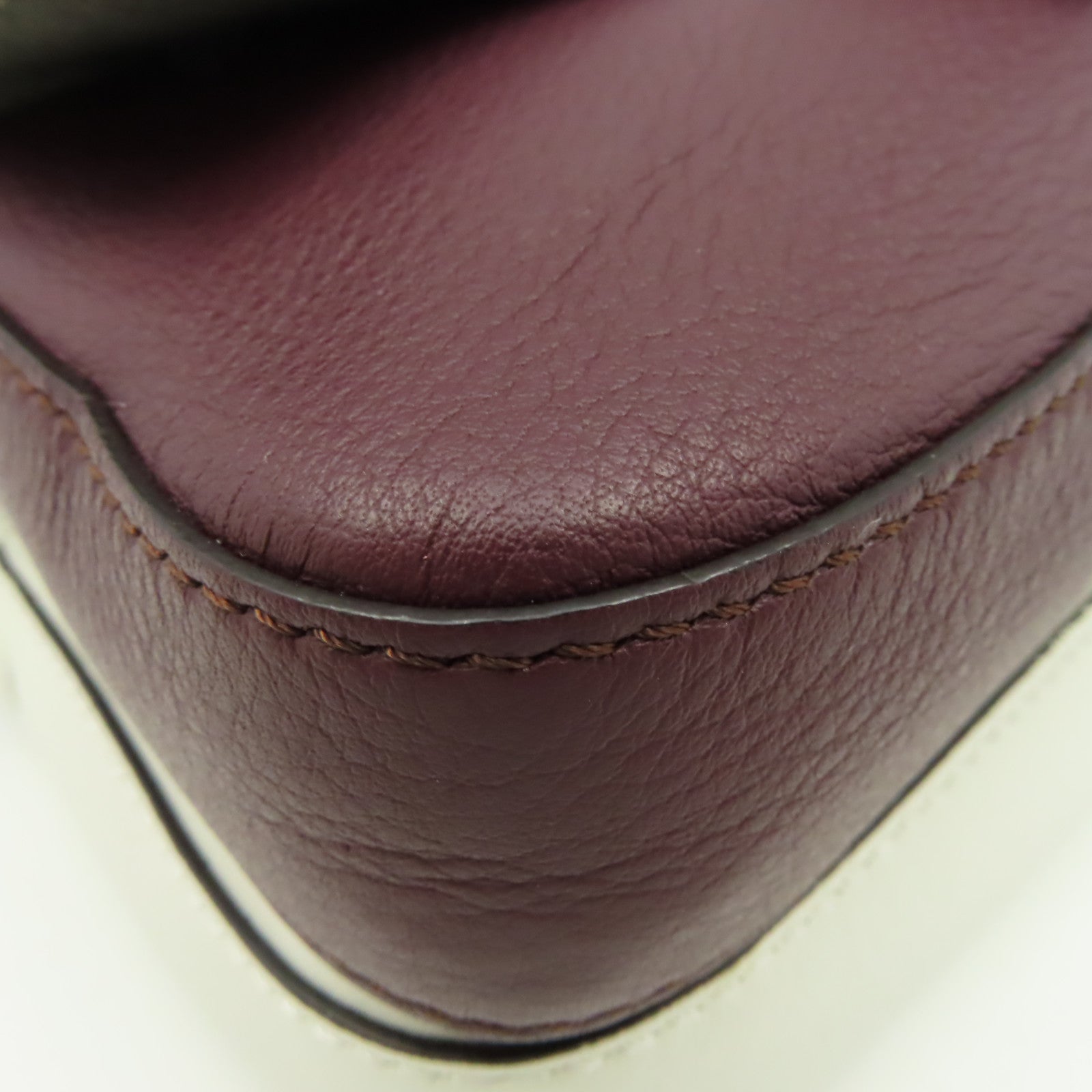 FENDI 牛皮皮革Dippia Micro Baguette Shoulder Bag鏈帶肩背袋酒紅色/米白色