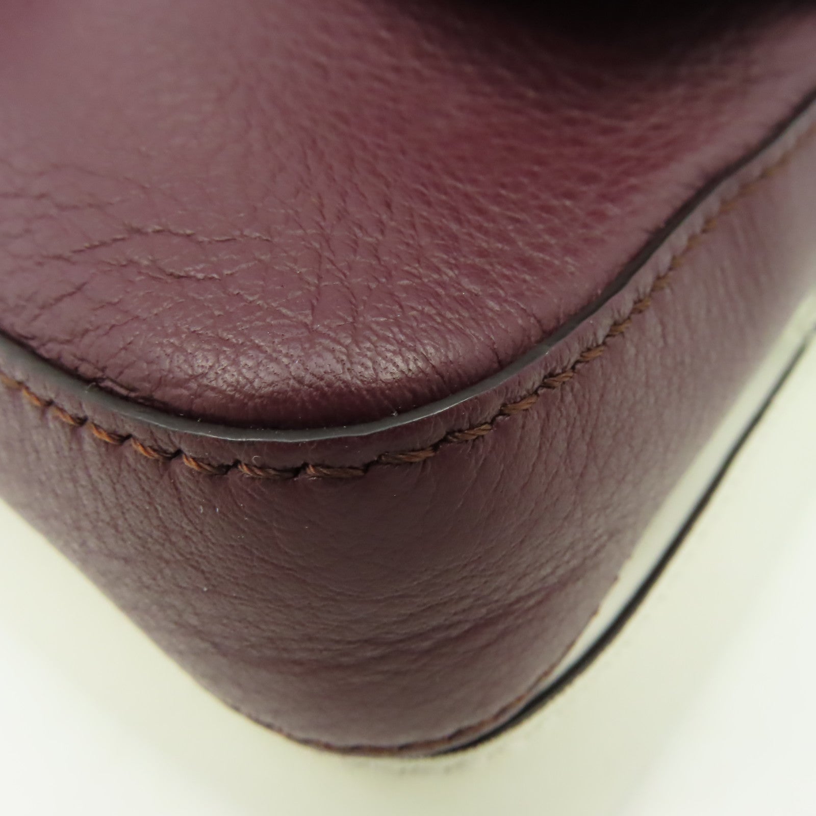 FENDI 牛皮皮革Dippia Micro Baguette Shoulder Bag鏈帶肩背袋酒紅色/米白色