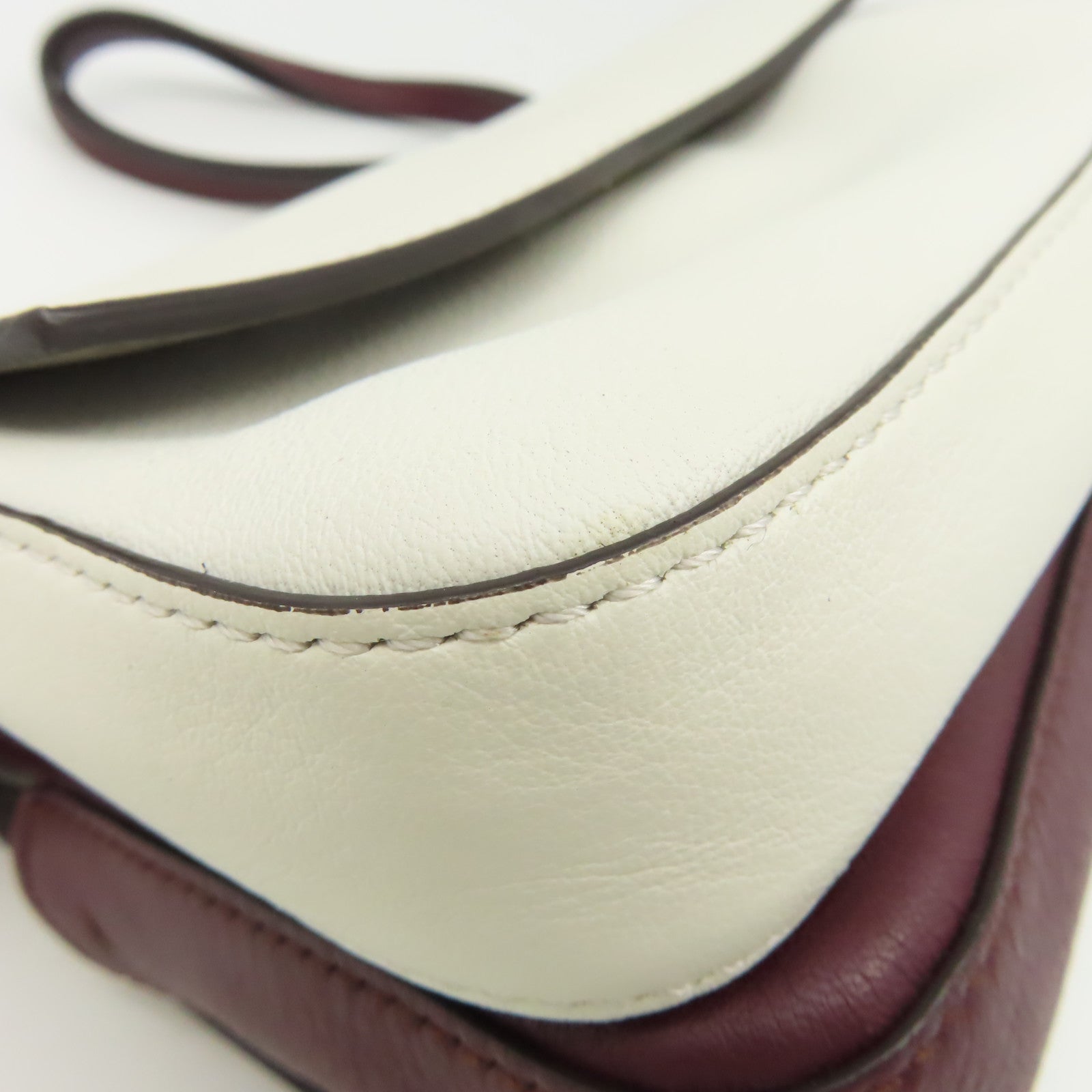 FENDI 牛皮皮革Dippia Micro Baguette Shoulder Bag鏈帶肩背袋酒紅色/米白色