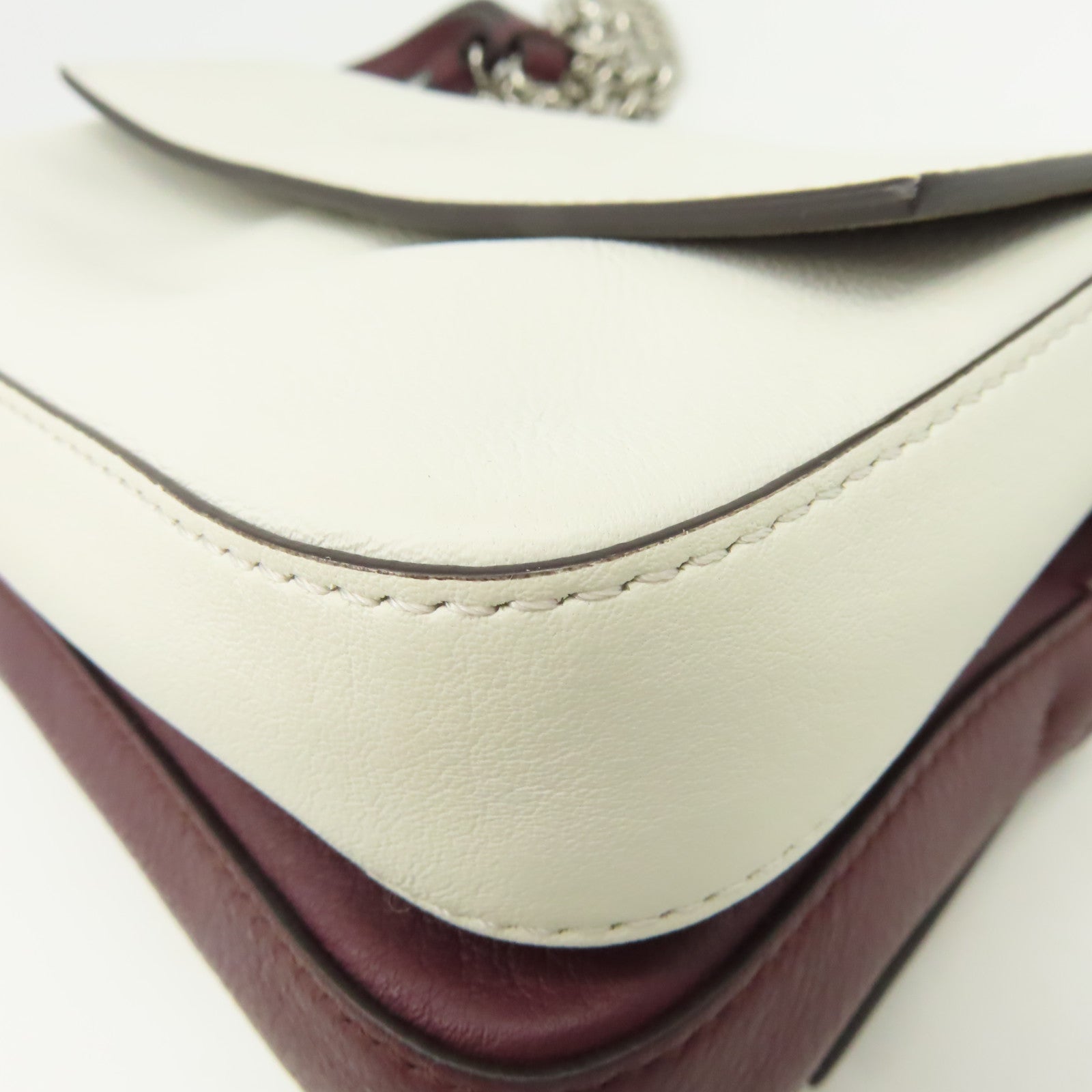 FENDI 牛皮皮革Dippia Micro Baguette Shoulder Bag鏈帶肩背袋酒紅色/米白色