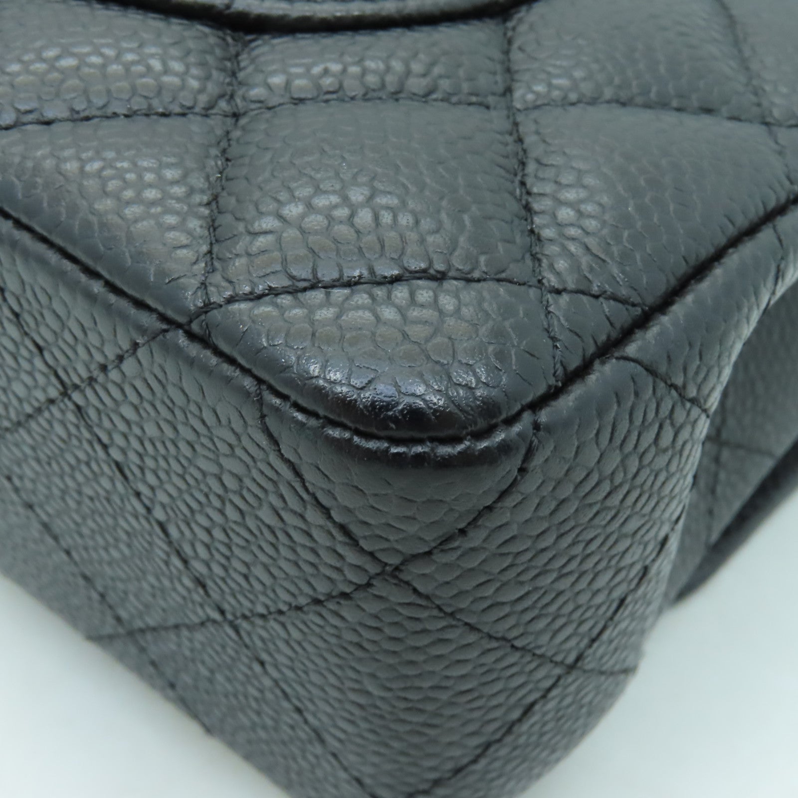 CHANEL 菱格Caviar皮革Classic 22銀扣鏈帶肩背袋黒色