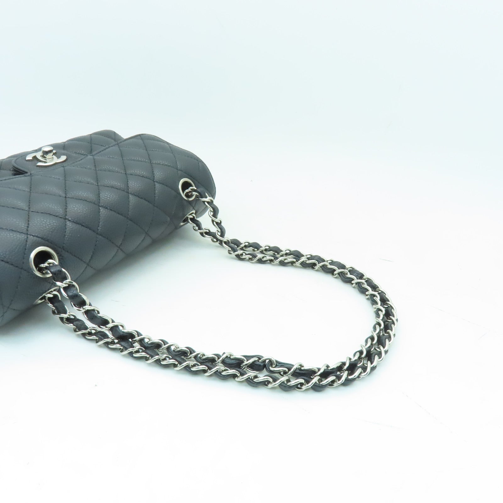 CHANEL 菱格Caviar皮革Classic 22銀扣鏈帶肩背袋黒色