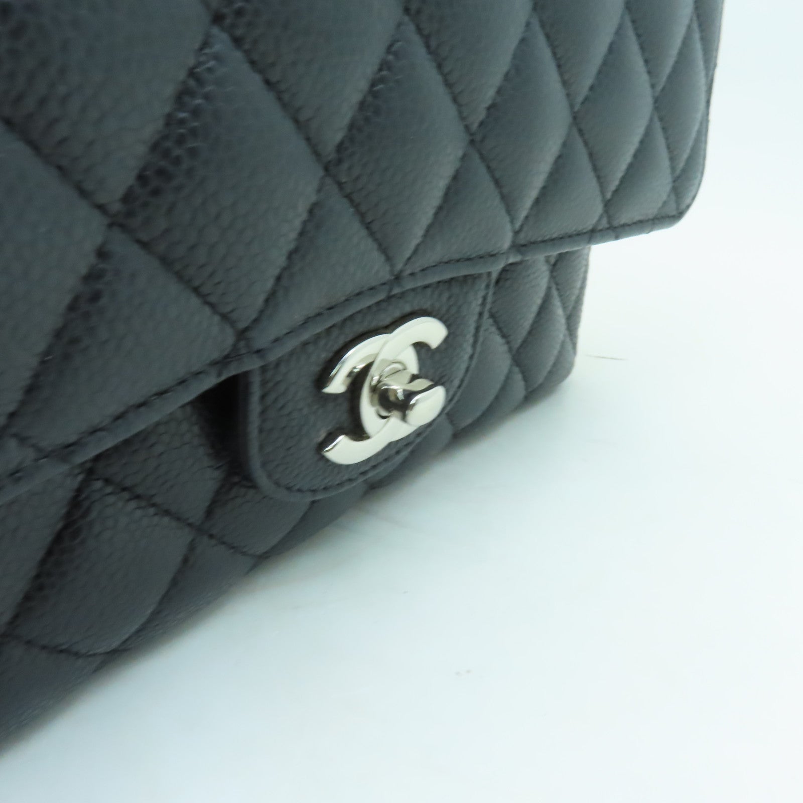CHANEL 菱格Caviar皮革Classic 22銀扣鏈帶肩背袋黒色