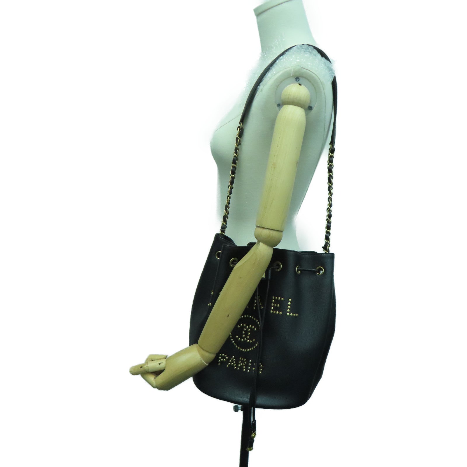 CHANEL Caviar皮革Drawstring Bucket Bag金扣链带肩背袋黑色