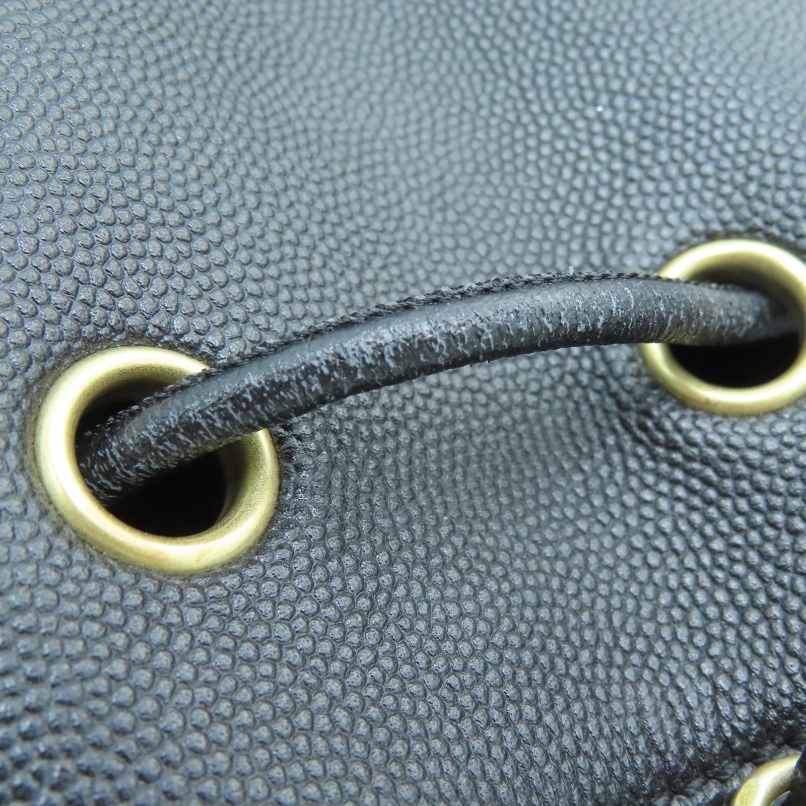 CHANEL Caviar皮革Drawstring Bucket Bag金扣链带肩背袋黑色