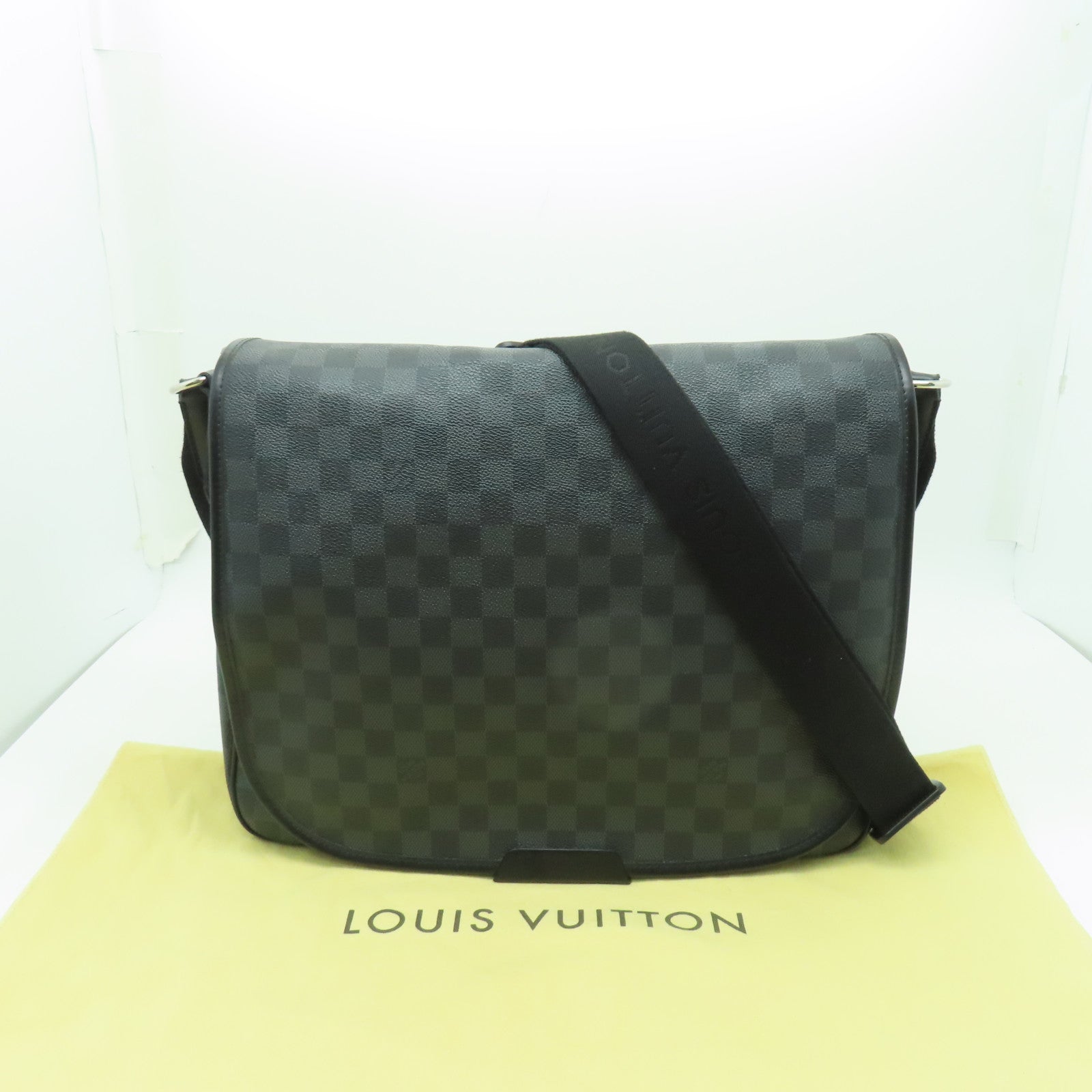 LOUIS VUITTON 【激減優惠】 Graphite Daniel MM銀扣肩背袋黑色/灰色