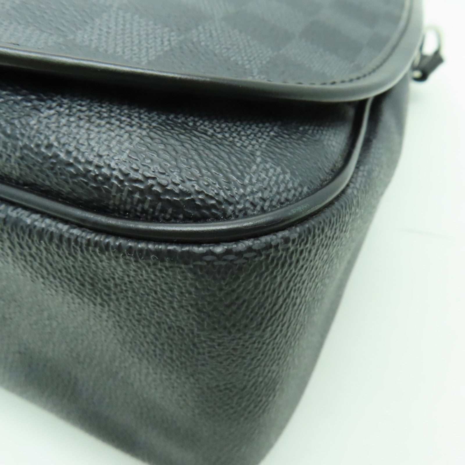 LOUIS VUITTON 【激減優惠】 Graphite Daniel MM銀扣肩背袋黑色/灰色