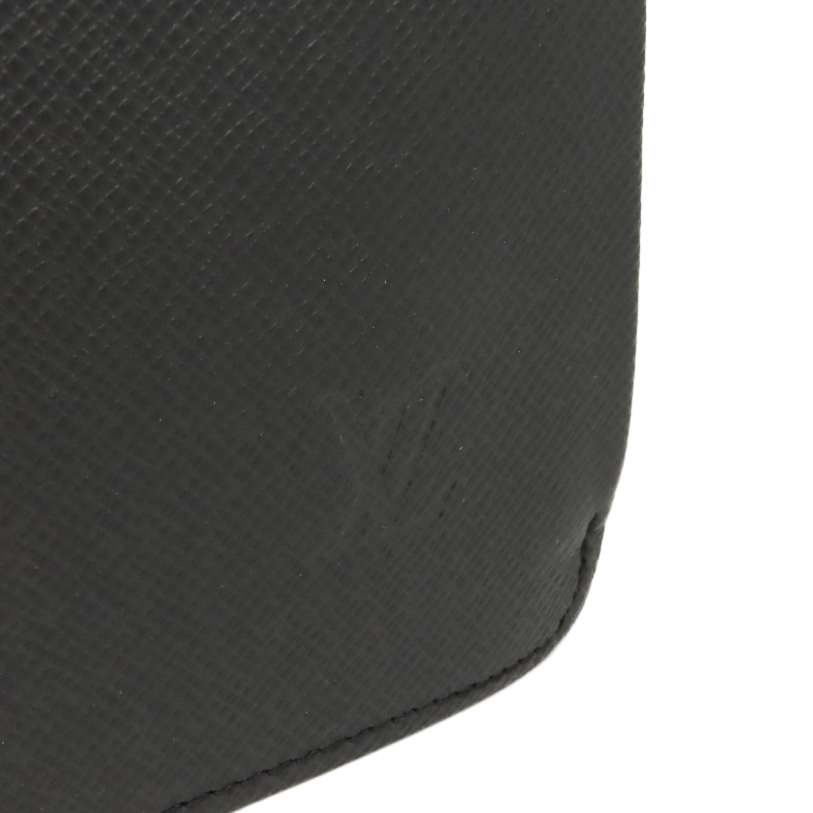 LOUIS VUITTON Taiga Robusto 2 Business Bag銀扣公事袋黑色