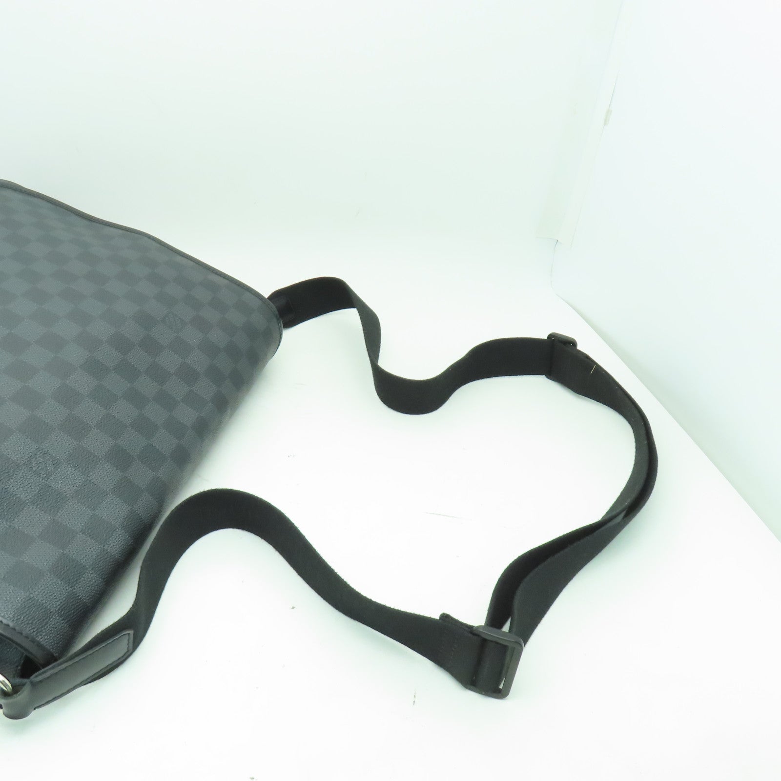 LOUIS VUITTON 【激減優惠】 Graphite Daniel MM銀扣肩背袋黑色/灰色