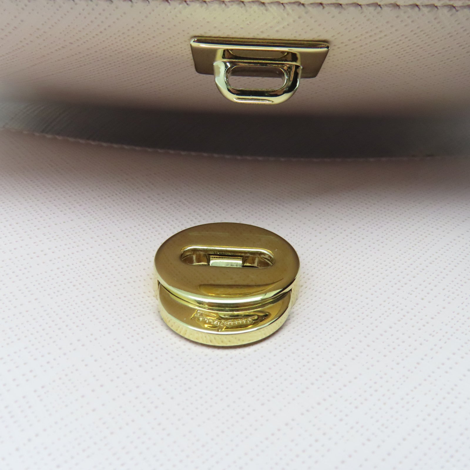 Salvatore Ferragamo 牛皮皮革Chain Shoulder金扣链带肩背袋粉红色