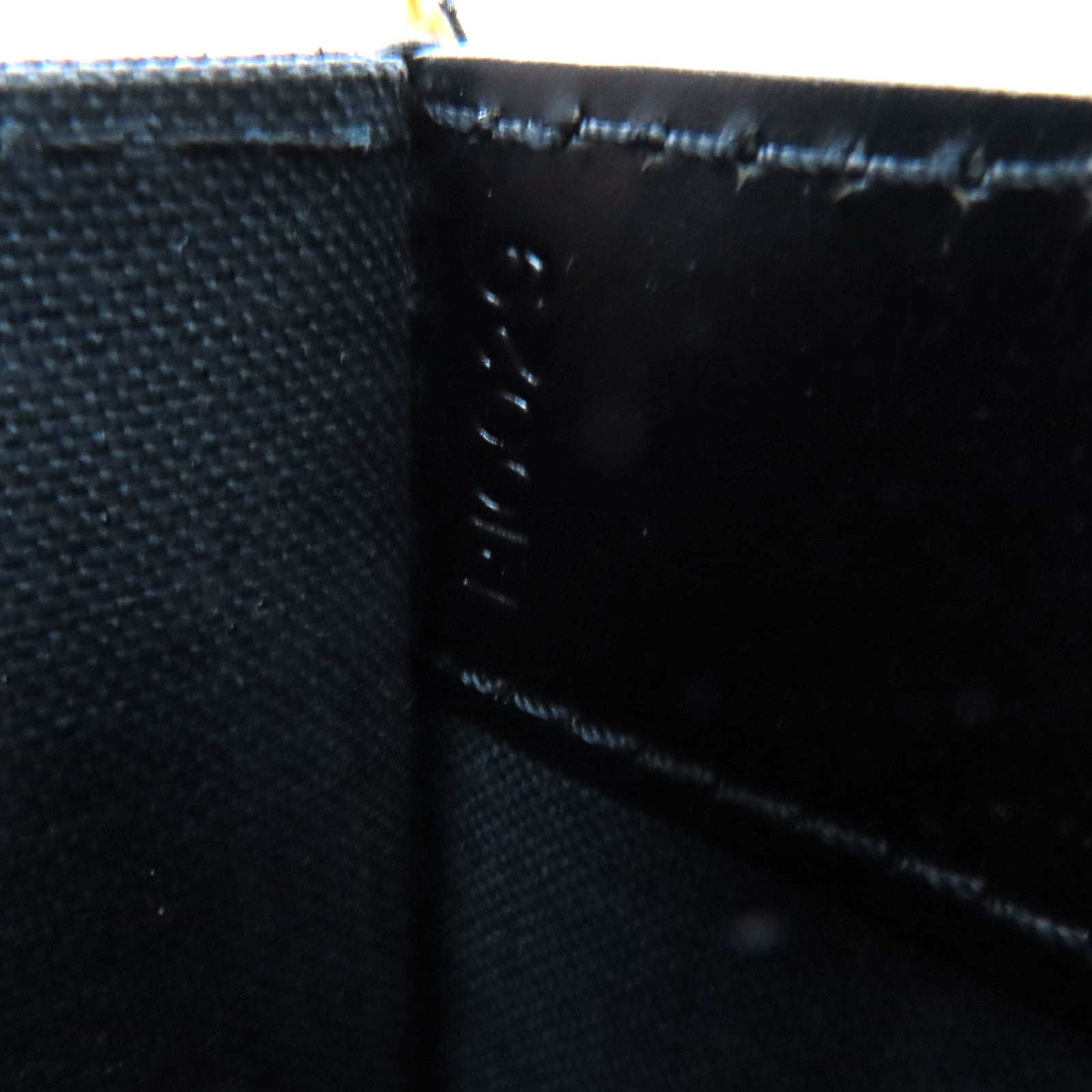 LOUIS VUITTON Taiga Robusto 2 Business Bag銀扣公事袋黑色