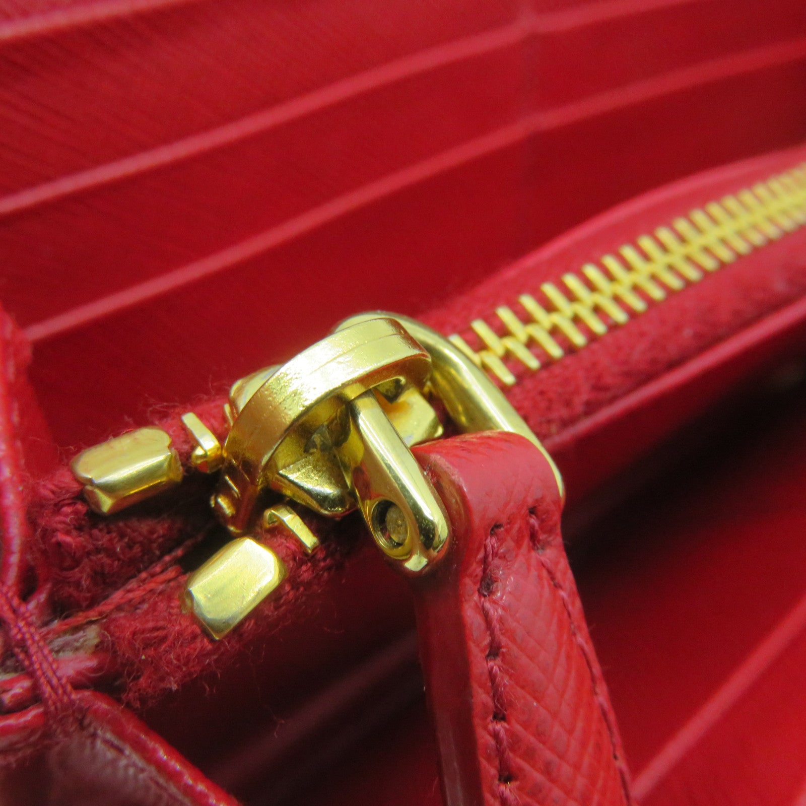 PRADA Saffiano皮革Long Zipper wallet拉链长钱包红色