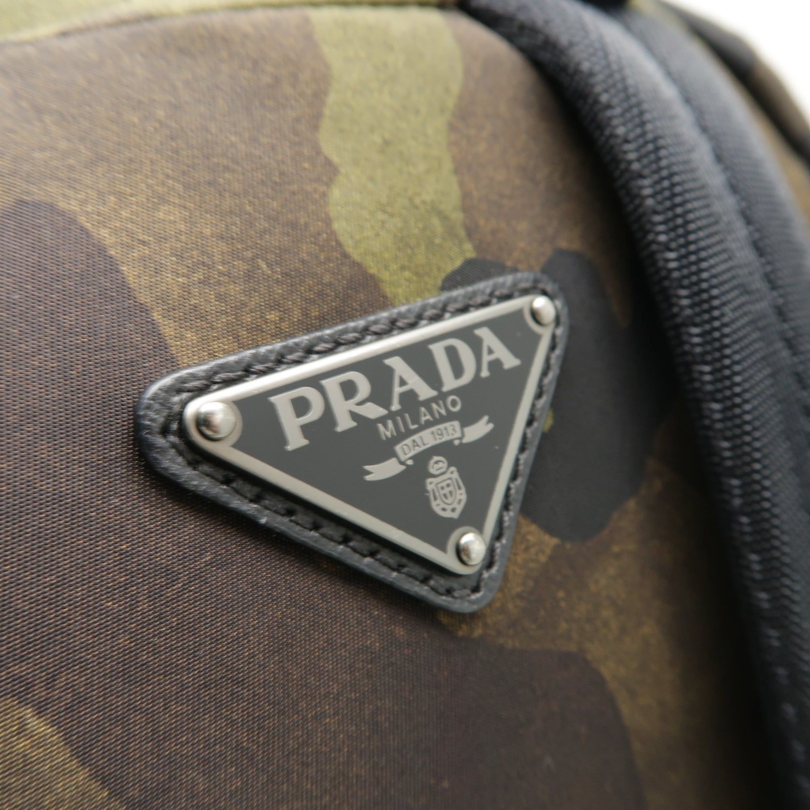 PRADA 尼龍Backpack銀扣背包卡其色