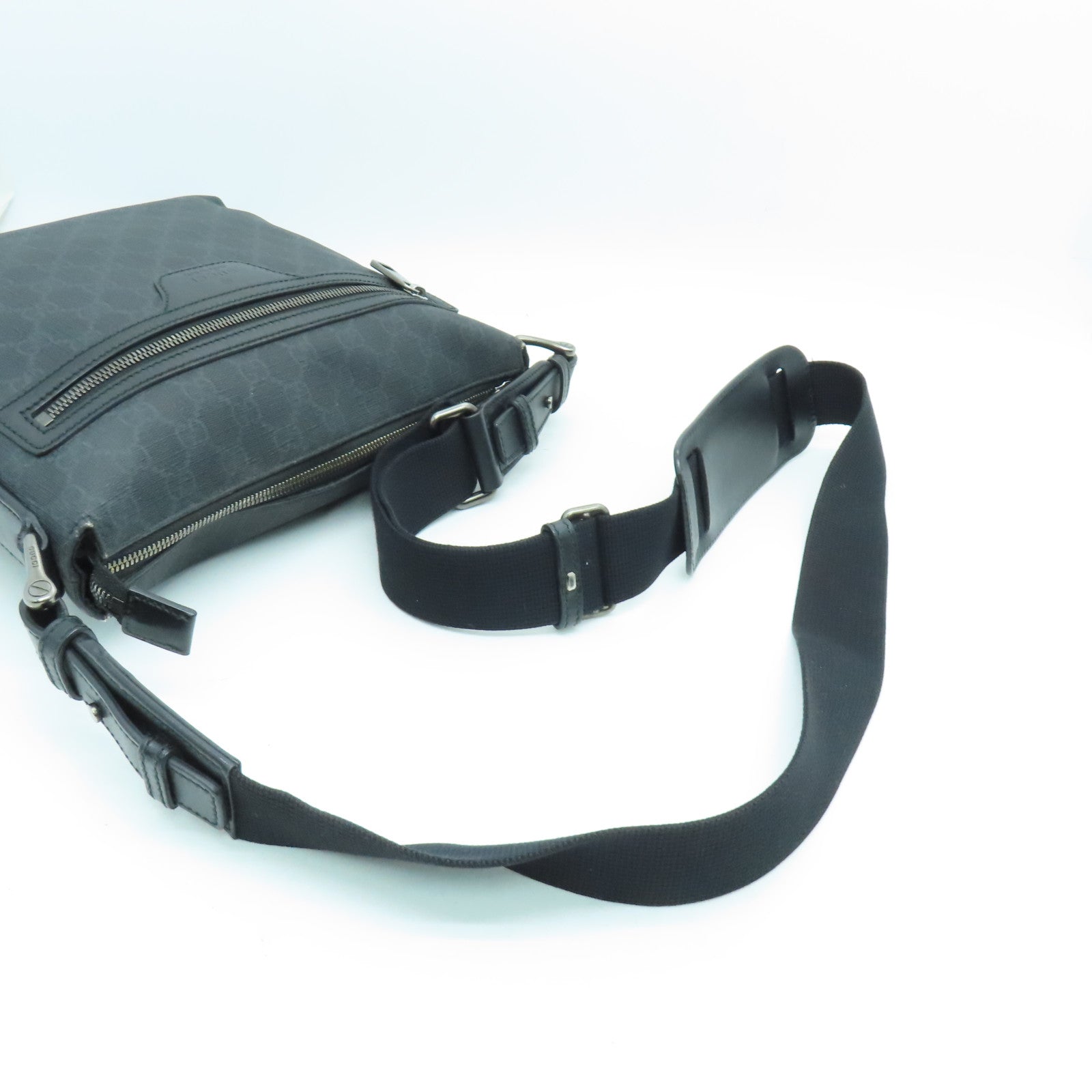 GUCCI 塗層帆布Shoulder Bag銀扣肩背袋黑色