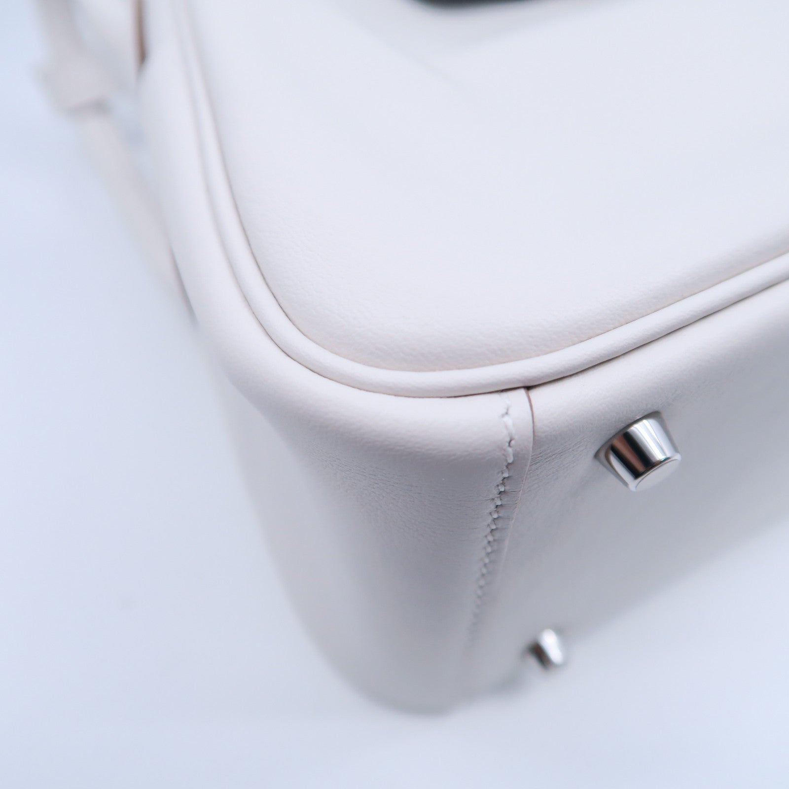 HERMES Swift皮革Mini Lindy銀扣手挽肩背兩用袋Gris Pale奶灰色