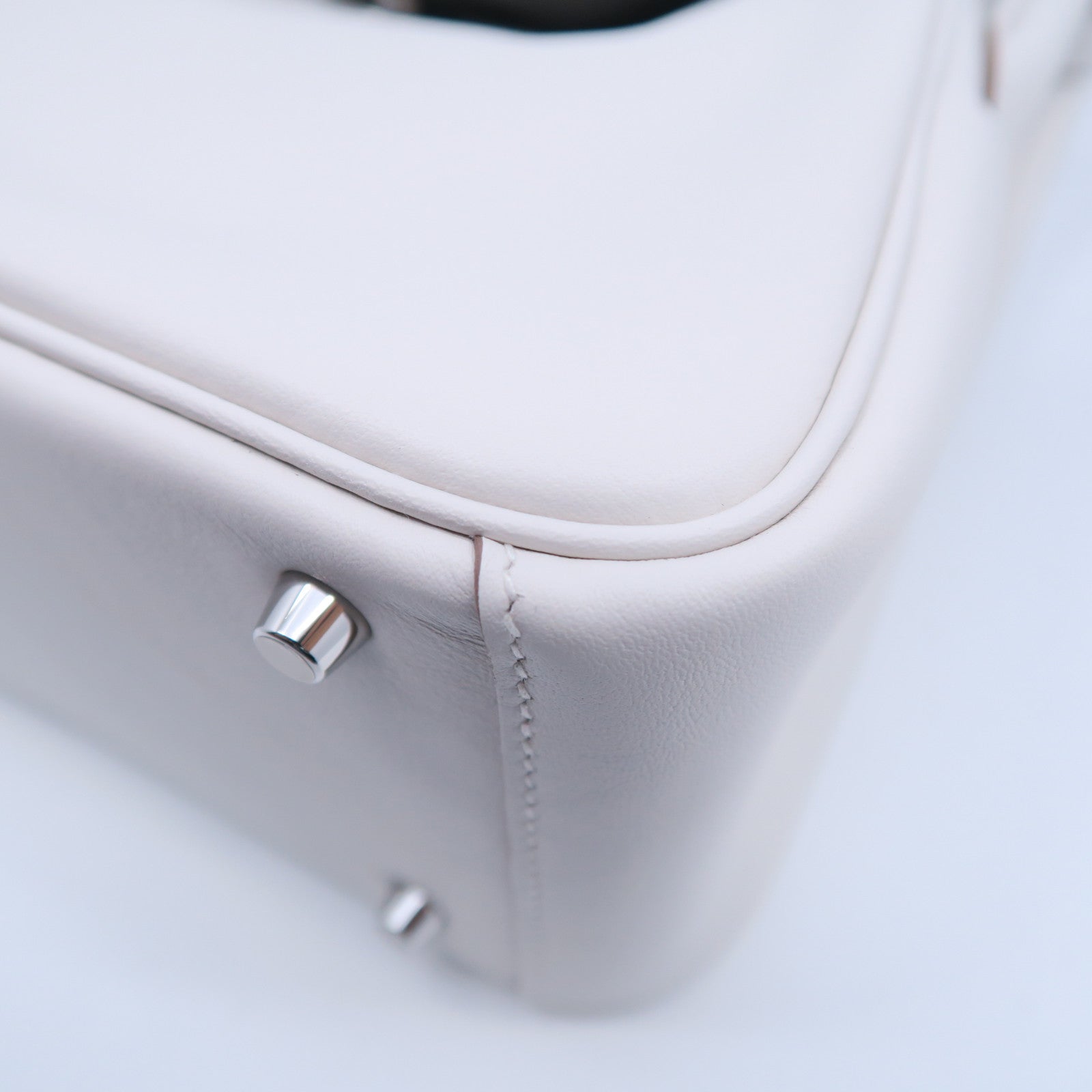 HERMES Swift皮革Mini Lindy銀扣手挽肩背兩用袋Gris Pale奶灰色