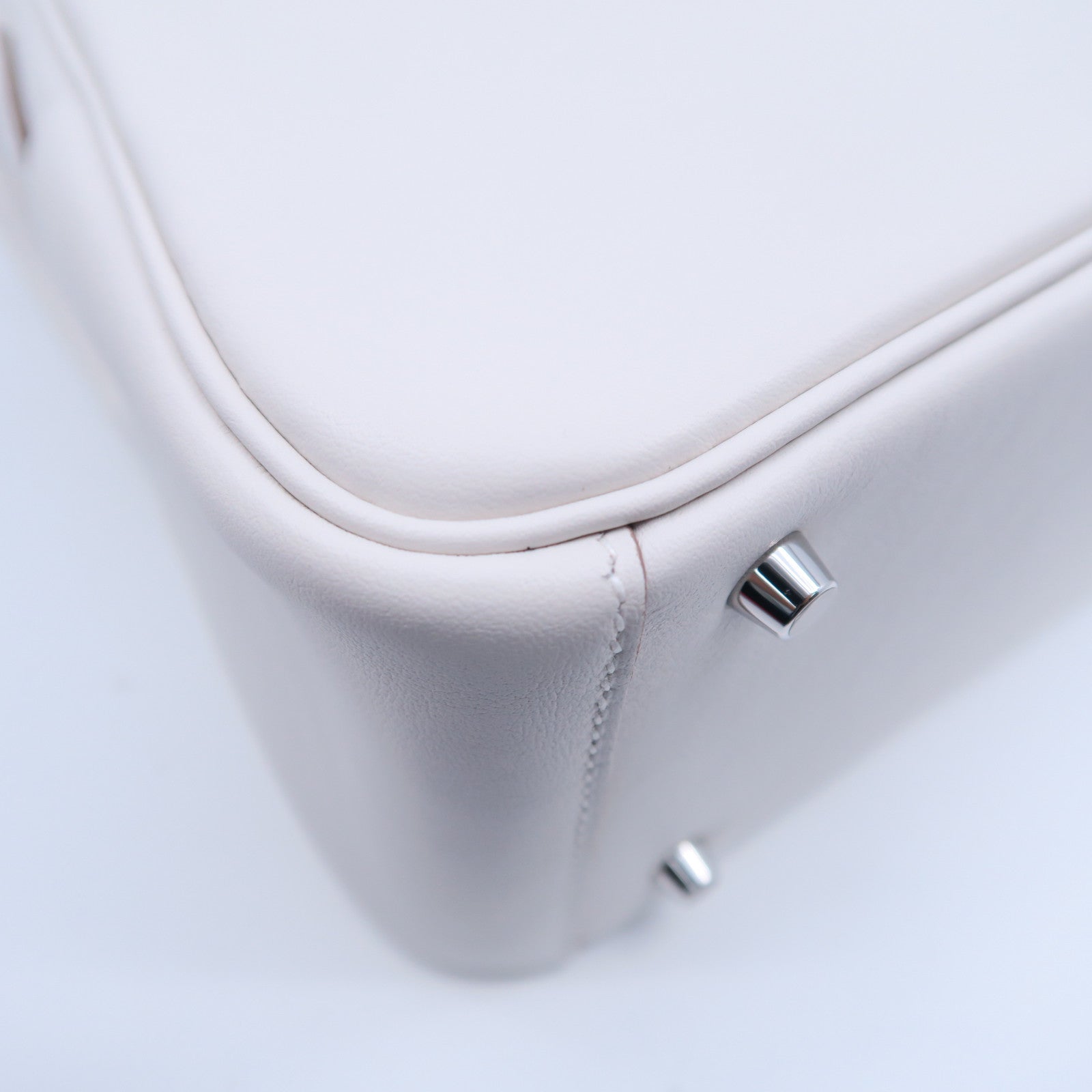 HERMES Swift皮革Mini Lindy銀扣手挽肩背兩用袋Gris Pale奶灰色