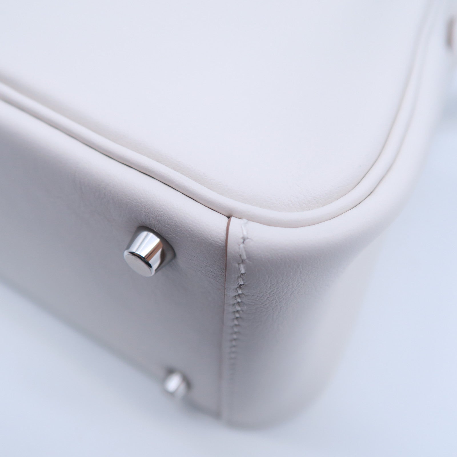 HERMES Swift皮革Mini Lindy銀扣手挽肩背兩用袋Gris Pale奶灰色